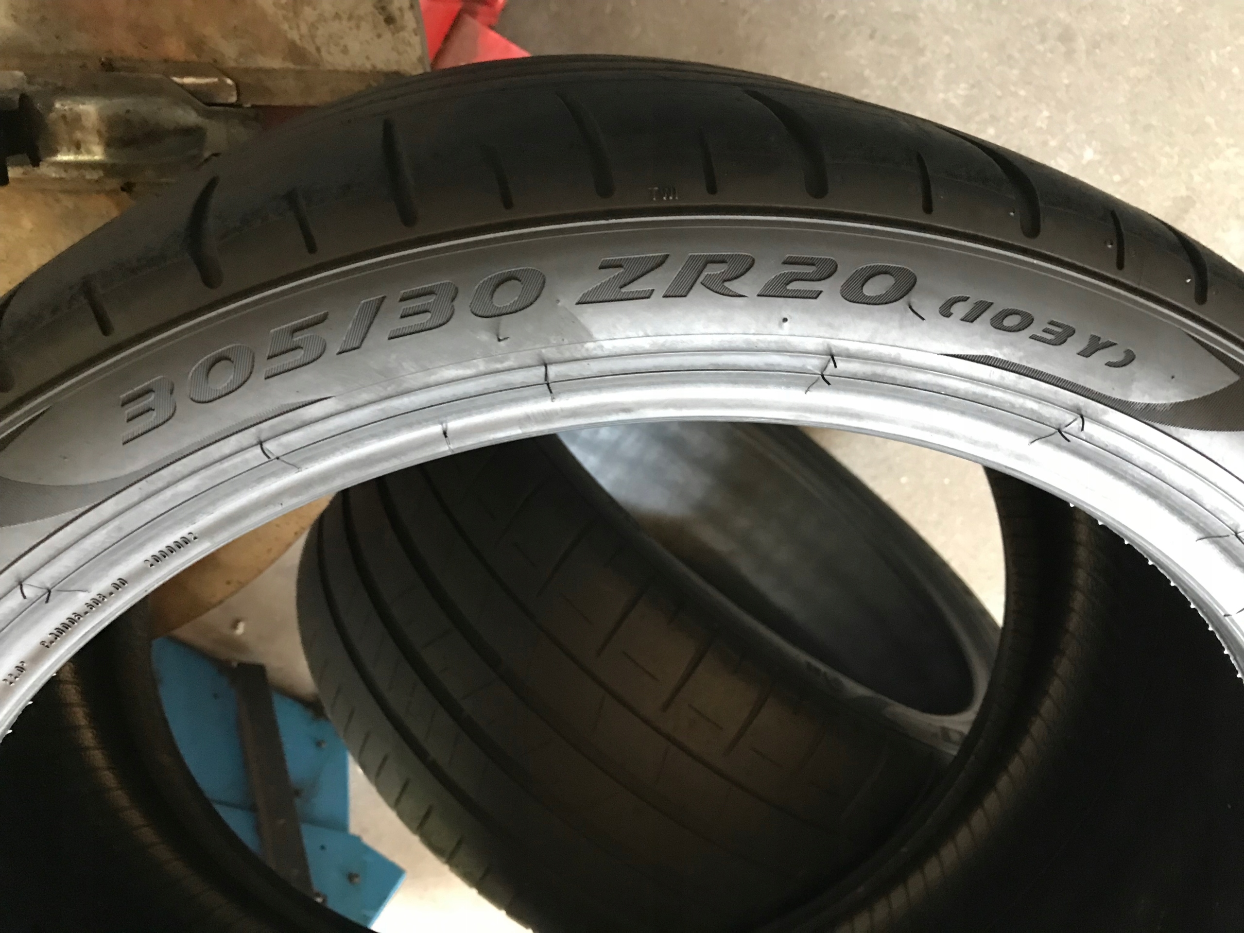 2 tyres summer 305/30R20 Pirelli P zero PZ4 6mm