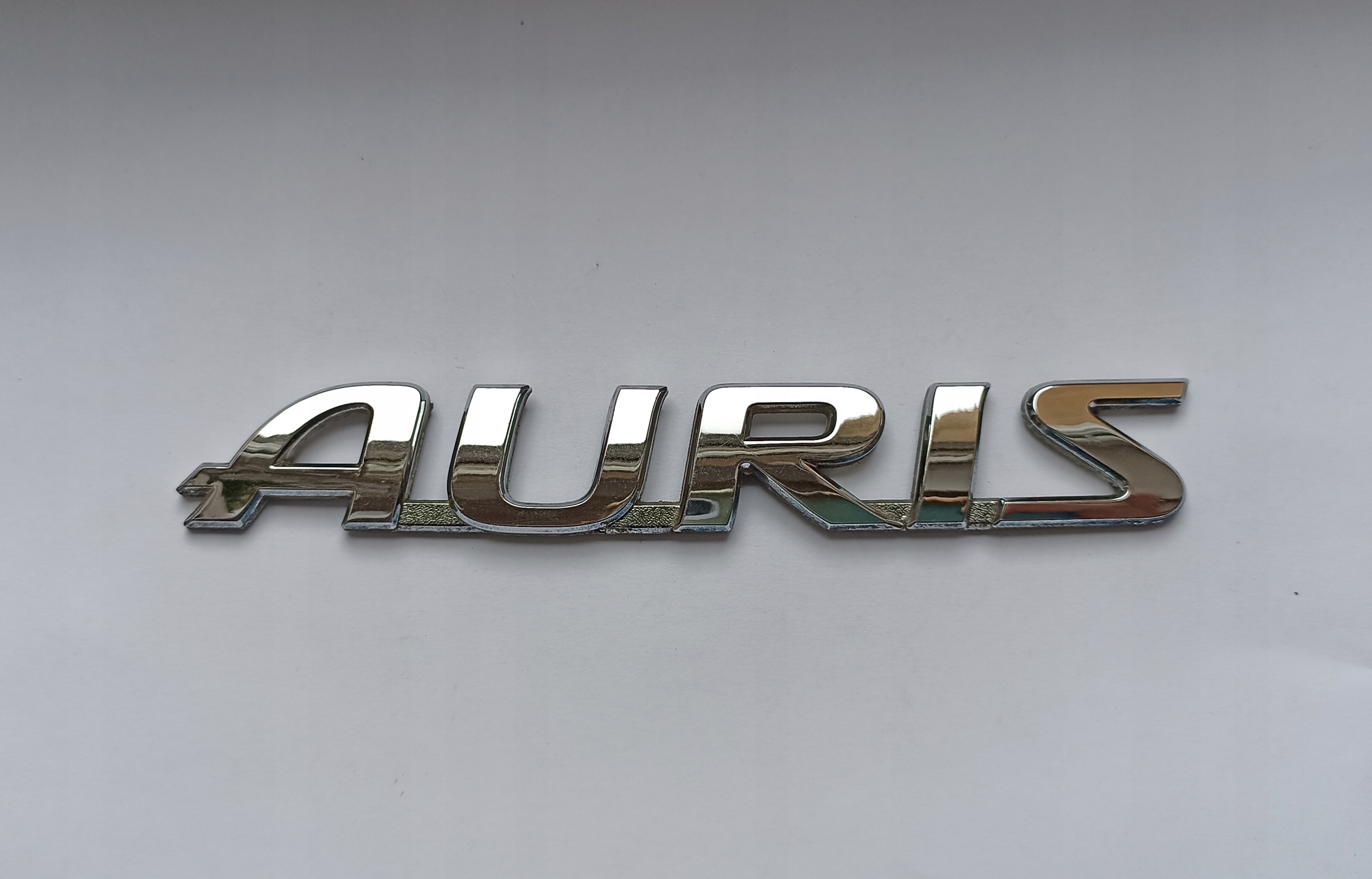 Napis emblemat Toyota Auris I 06-09r Jakość części (zgodnie z GVO) O - oryginał z logo producenta pojazdu (OE)