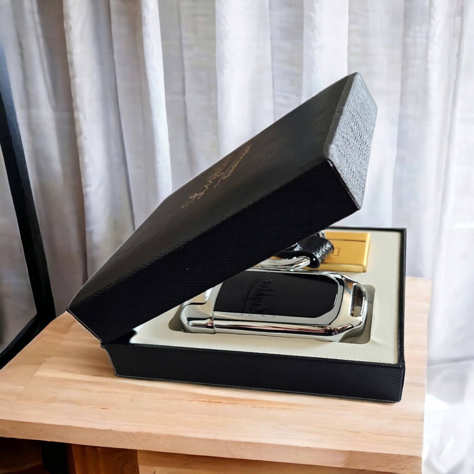 BRELOK SAMOCHODOWY AUDI ZAPALNICZKA LED RGB PUDEŁKO NA PREZENT Z KOKARDA Marka Greifen