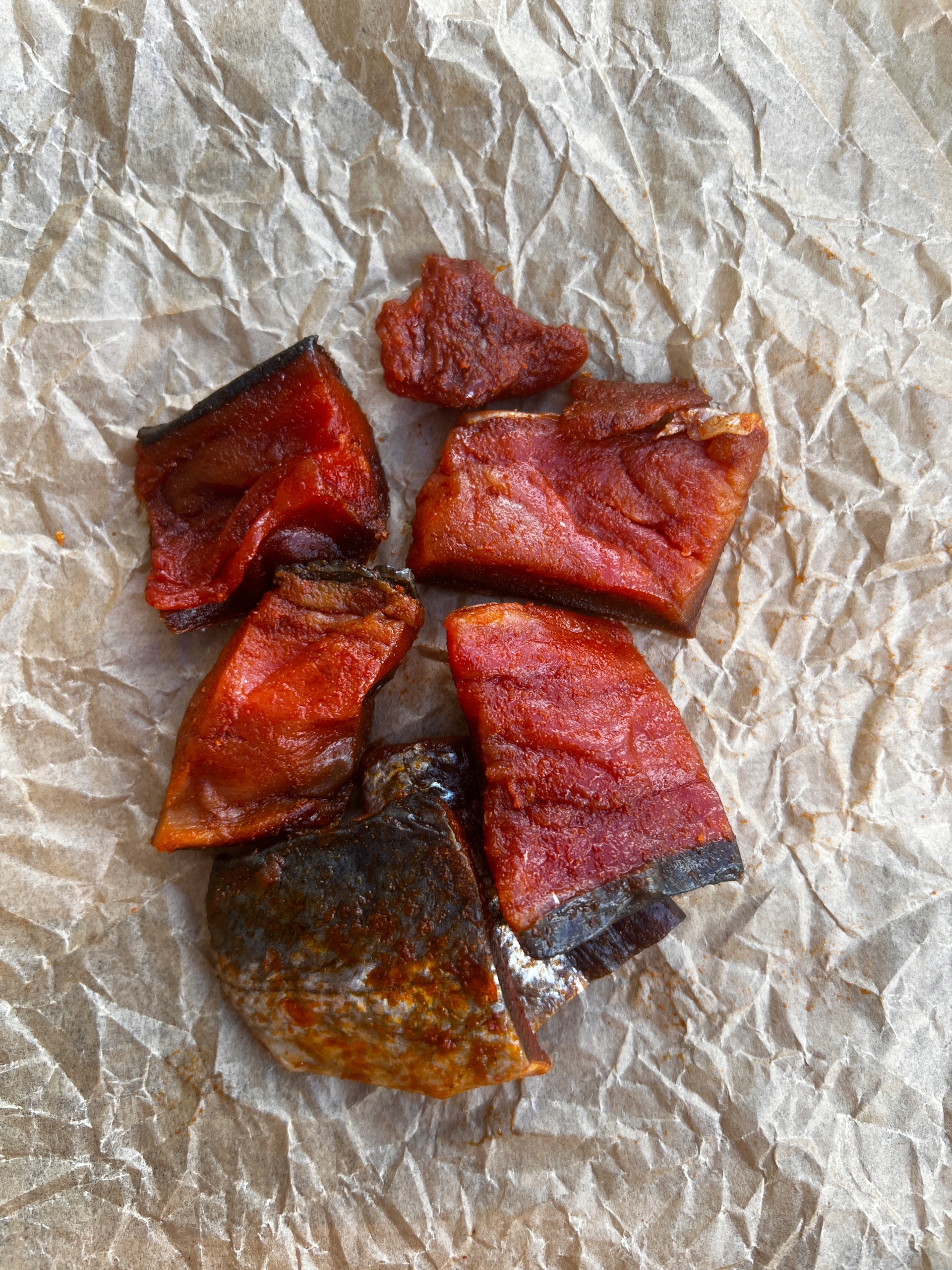 Levně Sušené kousky lososa ledviny se sladkou paprikou 1 kg svačinka k pivu