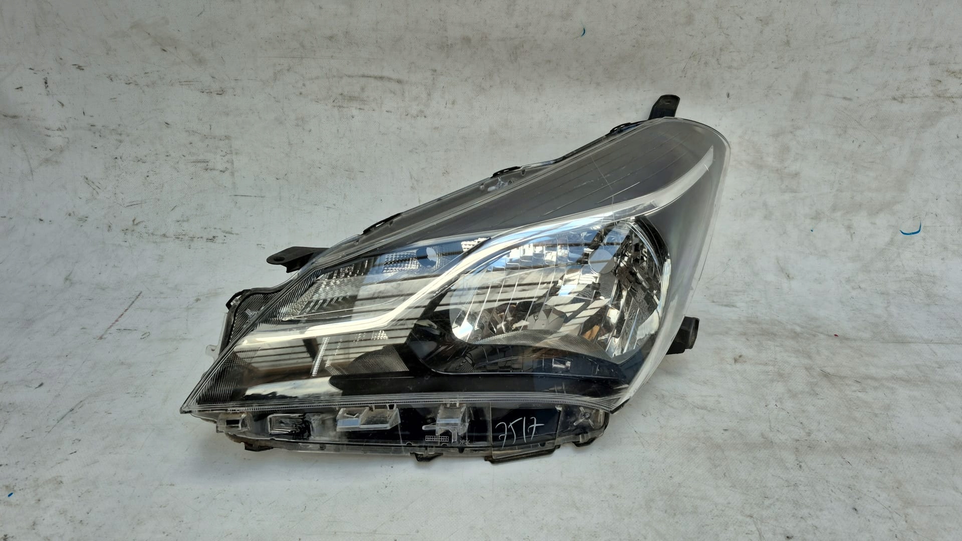 TOYOTA YARIS III LIFT 17- light left front front ZWYKLA