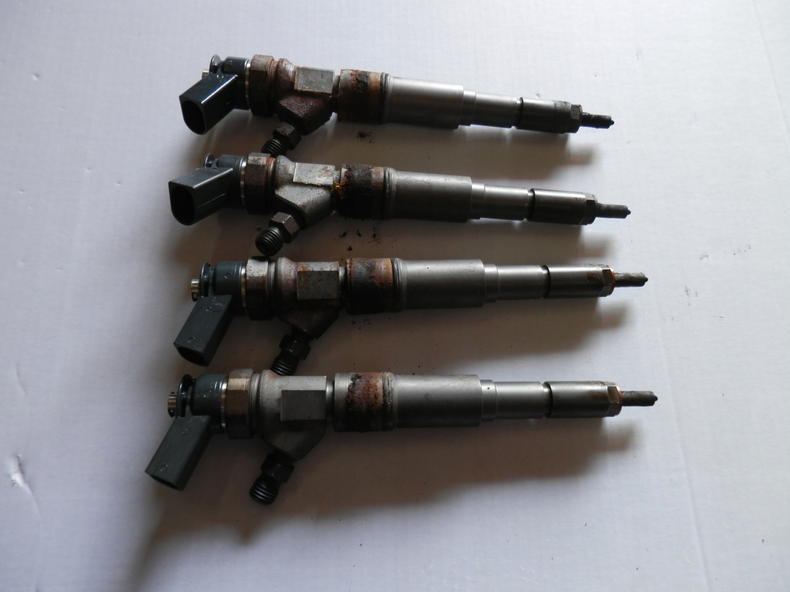 BMW 3 E90 2.0D 318D WTRYSKIWACZ WTRYSK