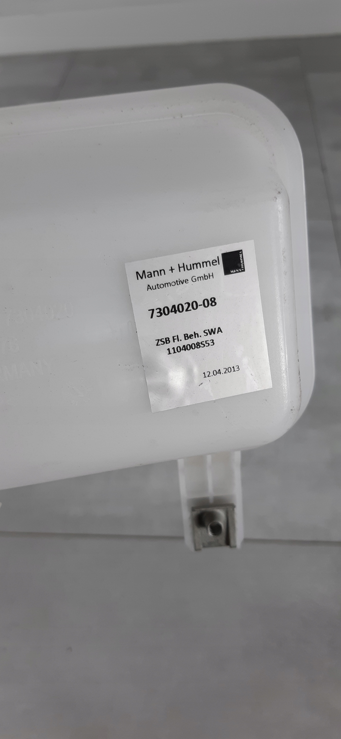 BMW I3 бачок омывателя 61667304020