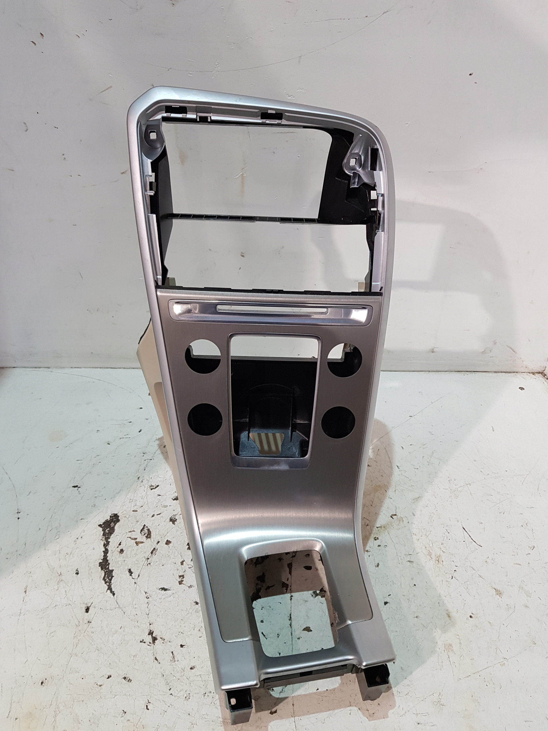 RAMKA PANELU ŚRODKOWEGO WODOSPAD 39864993 VOLVO XC60 I 3.2B EU 12 ROK