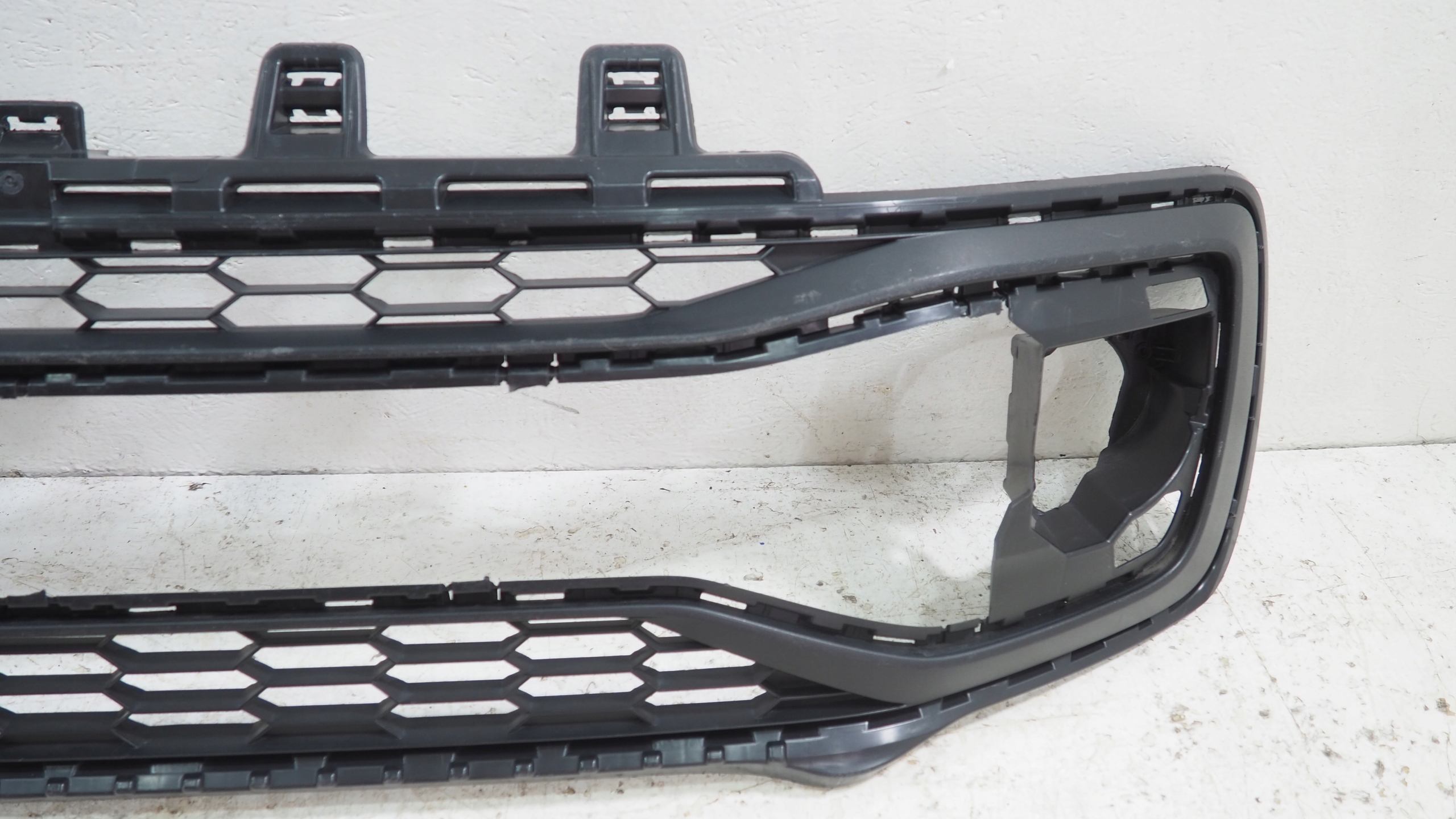 VW Up lift central grid of a bumper front 1S0853677F
