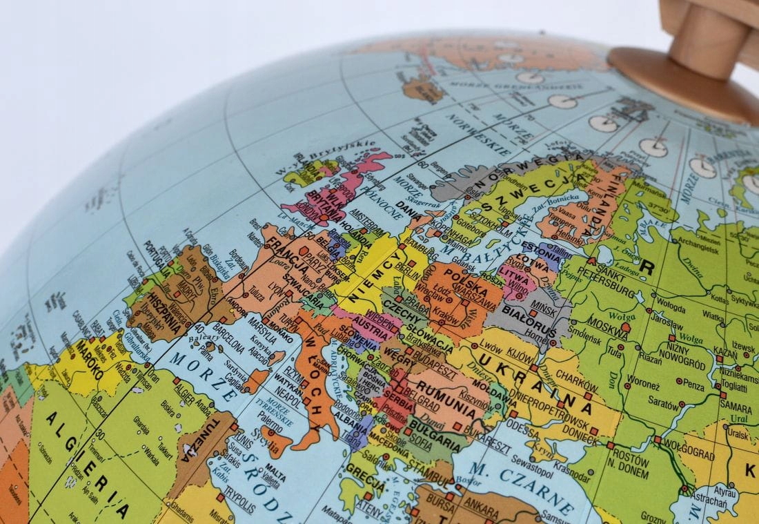 GLOBUS POLITYCZNY 32 CM STREFY CZASOWE DREWNIANA PODSTAWA POLSKIE NAPISY EAN (GTIN) 5906727900829