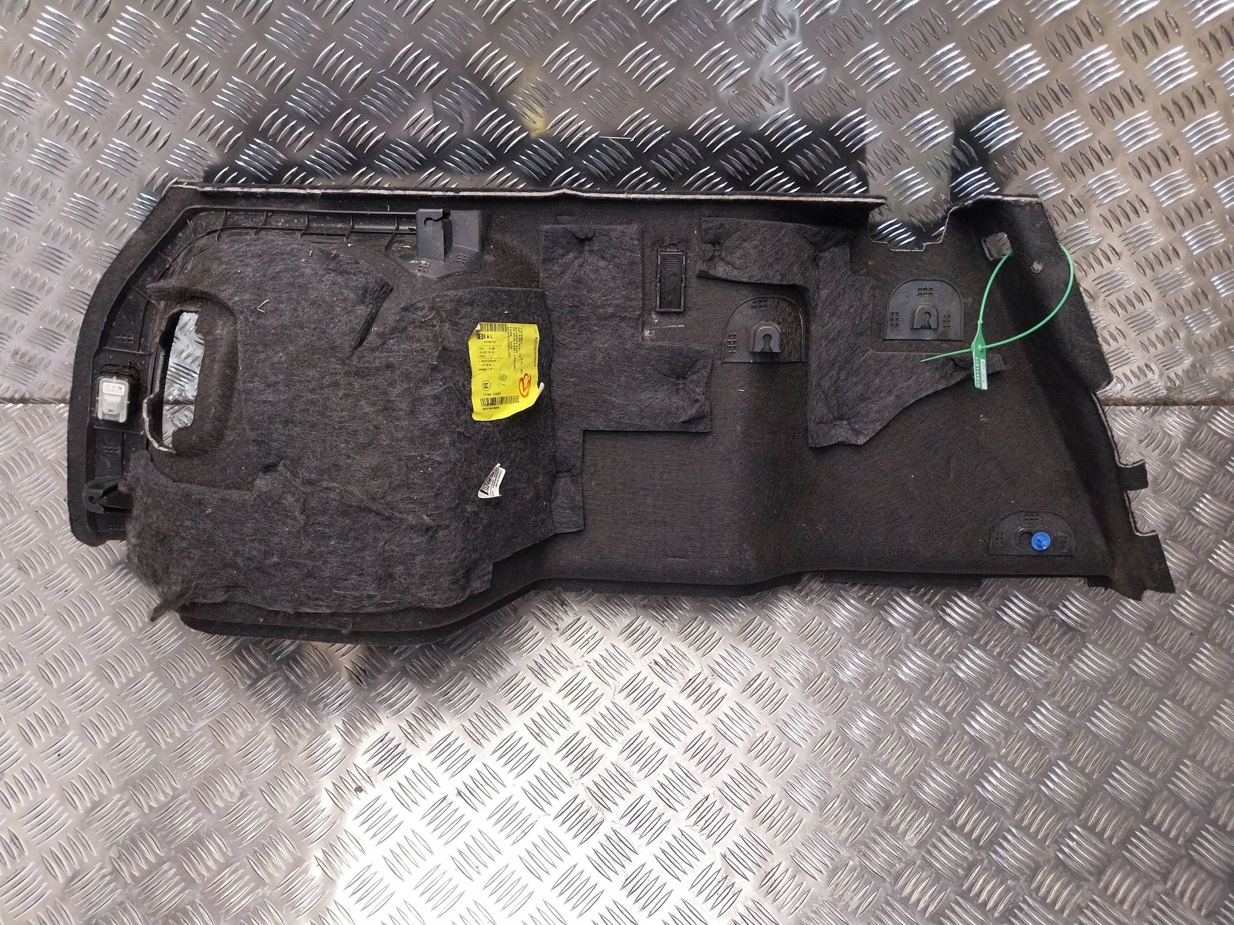 boot upholstery right rear part A2056909604 MERCEDES W205 KOMBI