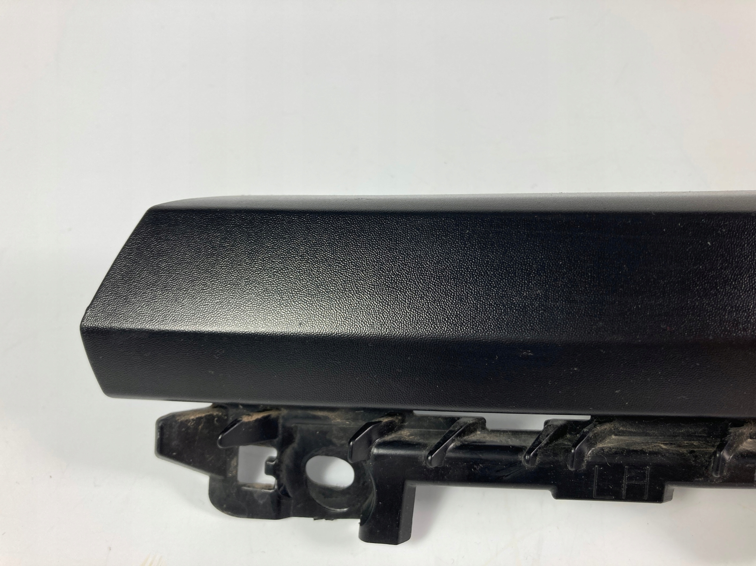 Ram 1500 covering moulding grilla left 2021-24