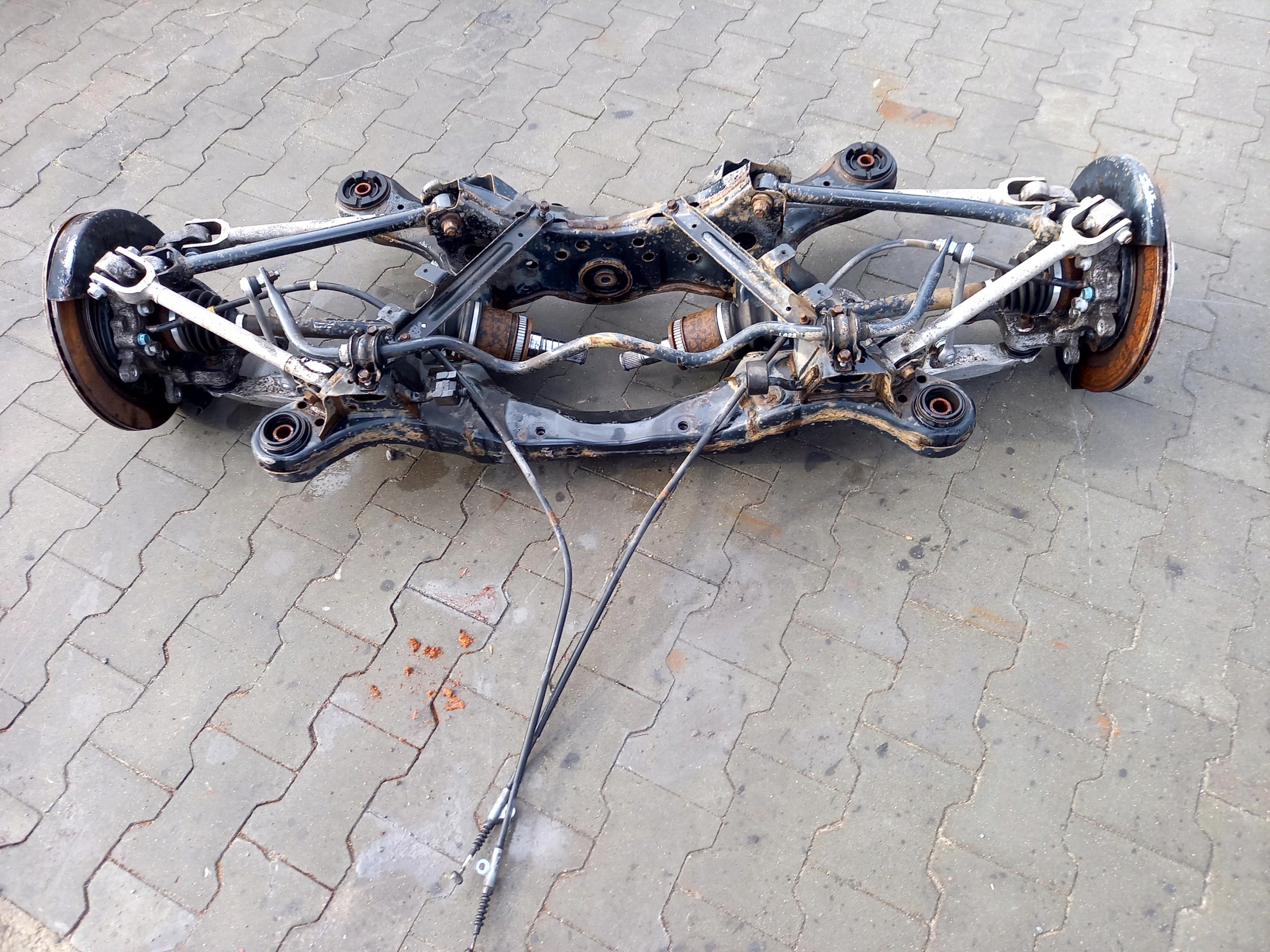 BELKA OŚ WAHACZ ZAWIESZENIE TYŁ 3.5 V6 HYBRID INFINITI Q50S 16R