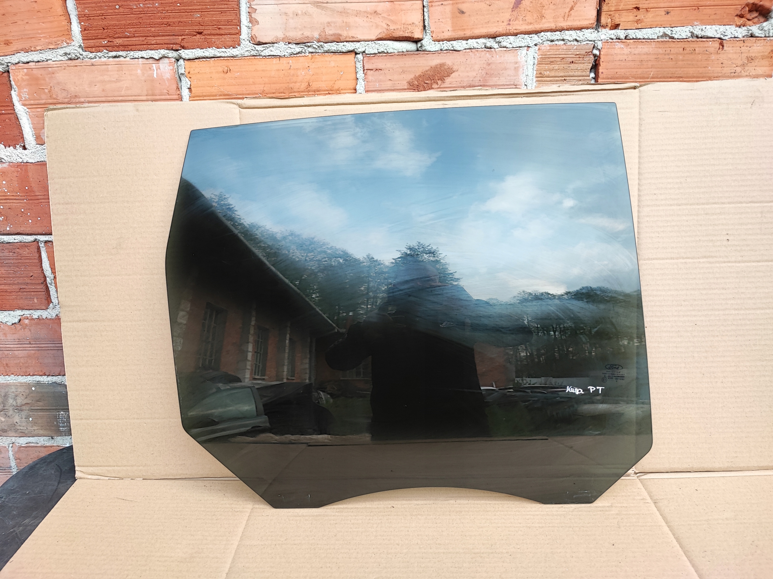 8V41-S25712-B - Ford Kuga MK1 боковое стекло правое заднее 10р черный