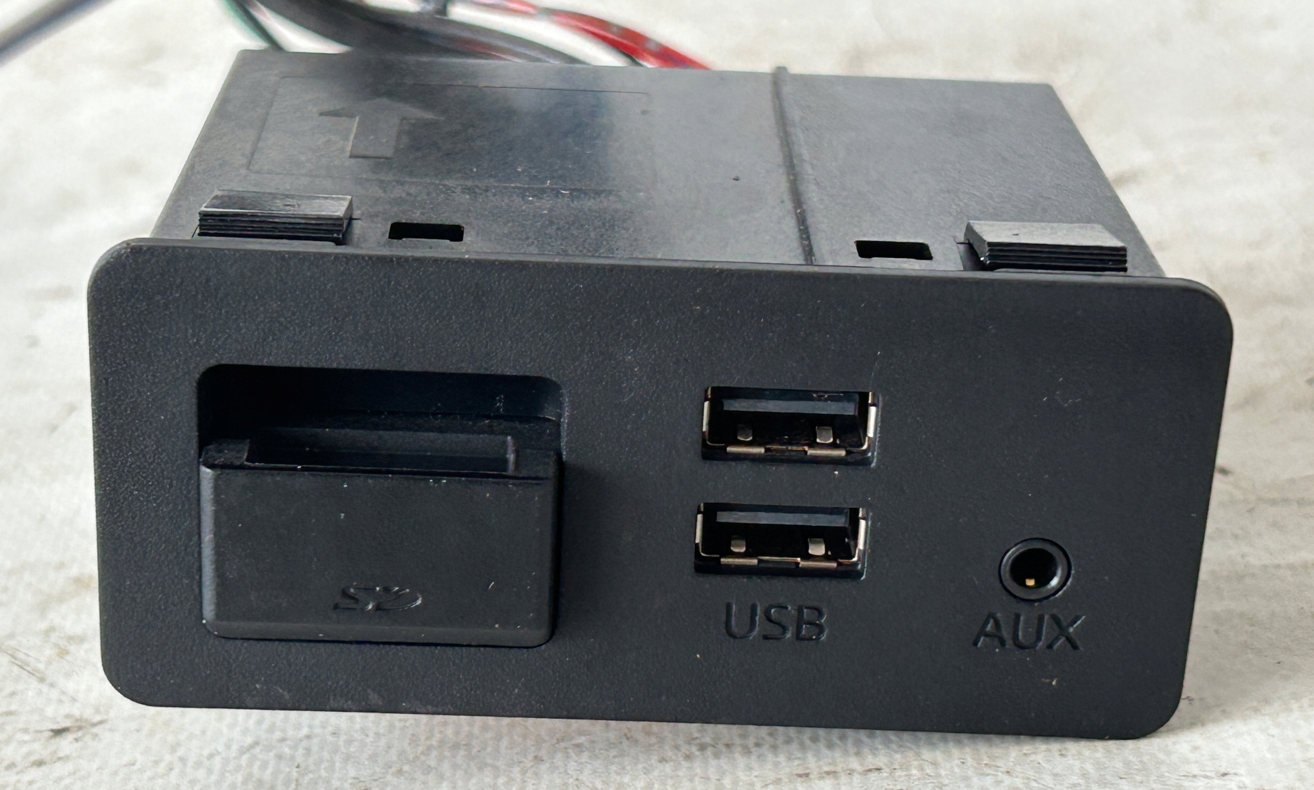 PANEL PORT GNIAZDA USB AUX MAZDA 6 GJ D09H-669U0