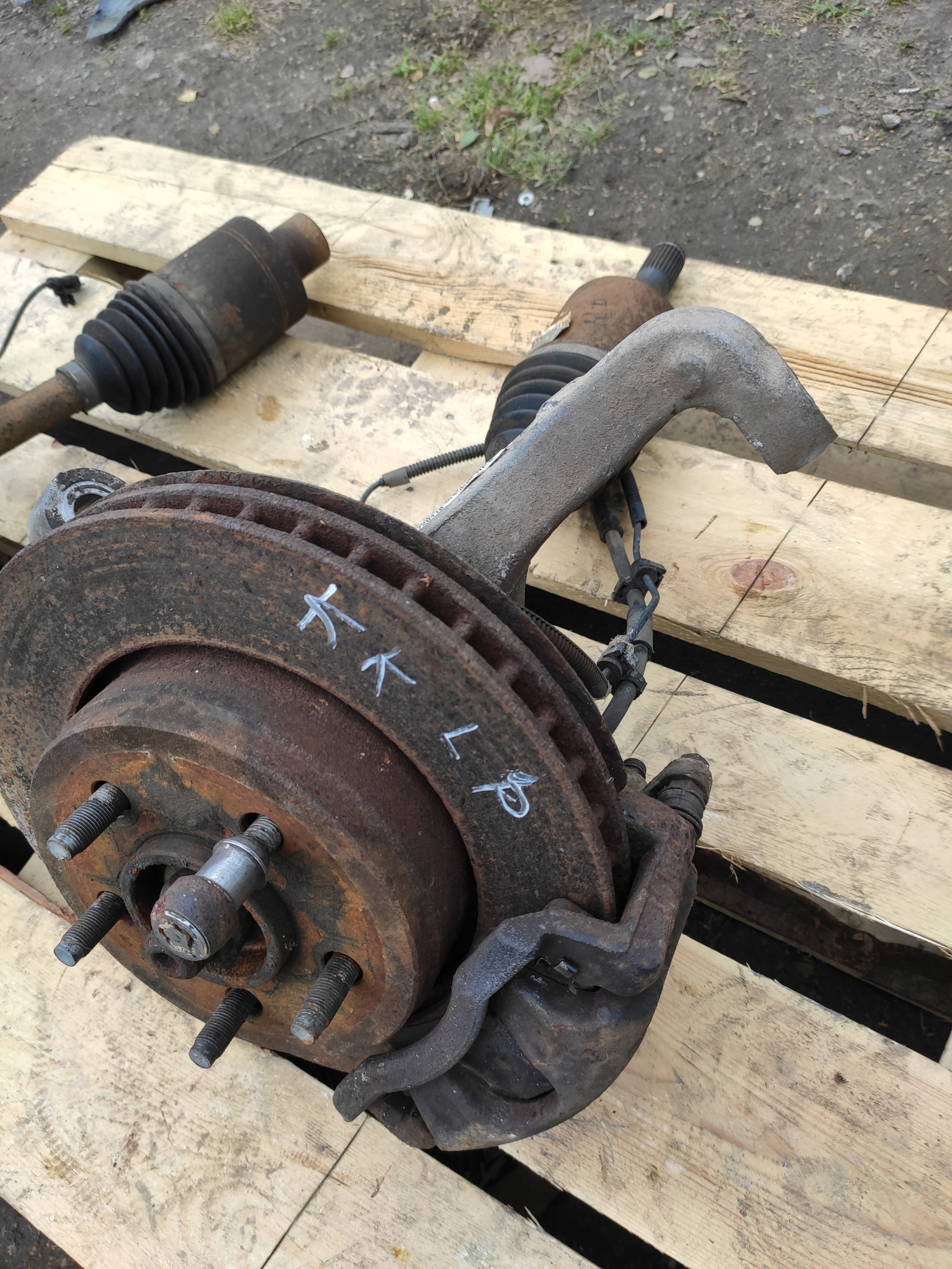 CHEROKEE LIBERTY KK 2.8 07-12r. поворотный кулак, цапфа полуось диск суппорт перед