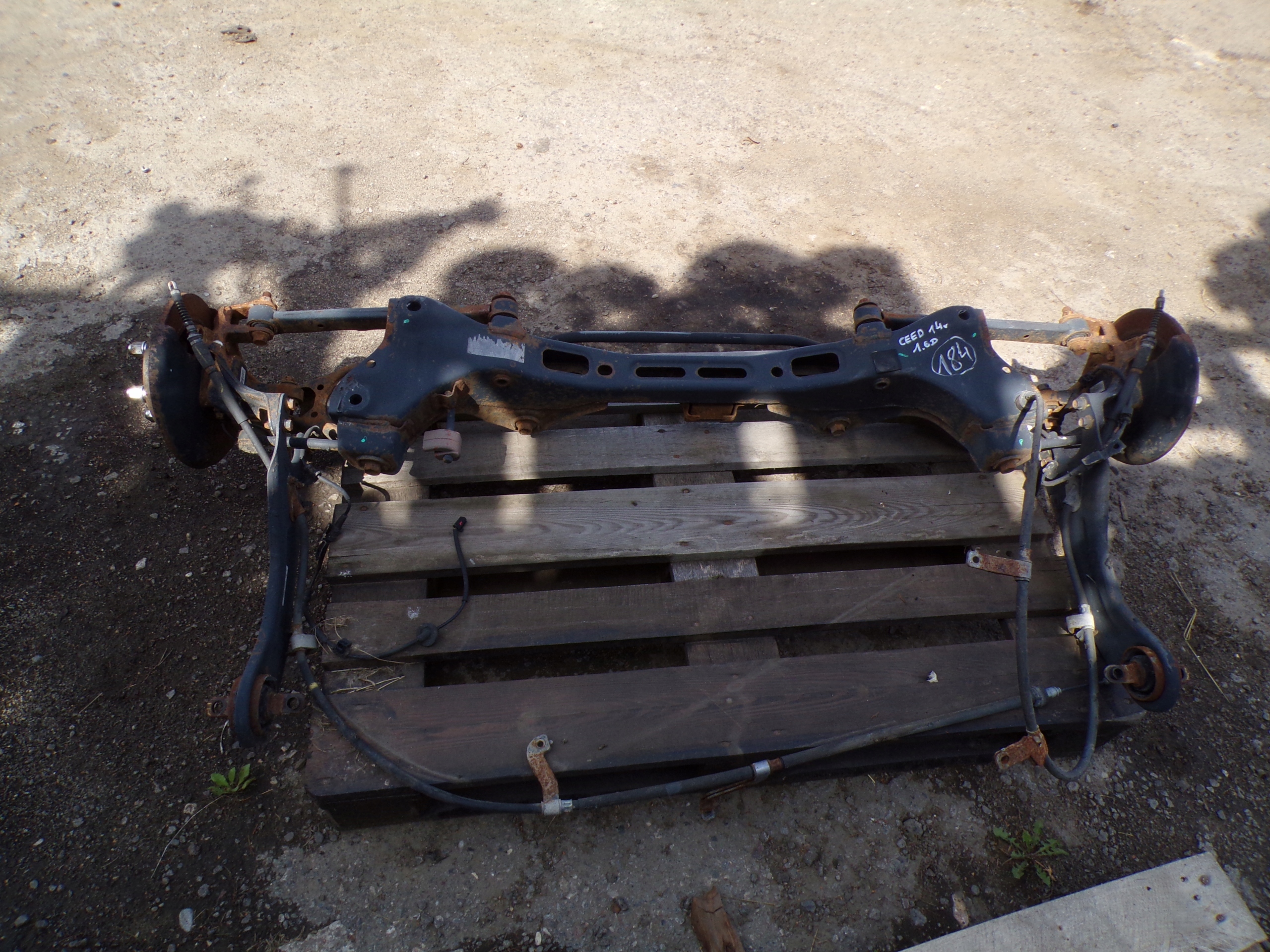 KIA CEED II BELKA ZAWIESZENIA TYLNEGO ZWROTNICA