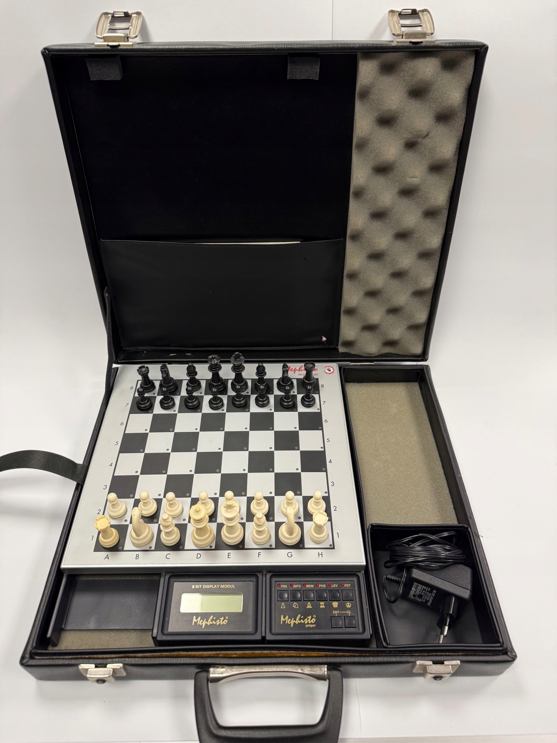 Modułowy komputer szachowy Mephisto Modular z figurkami i walizką VINTAGE