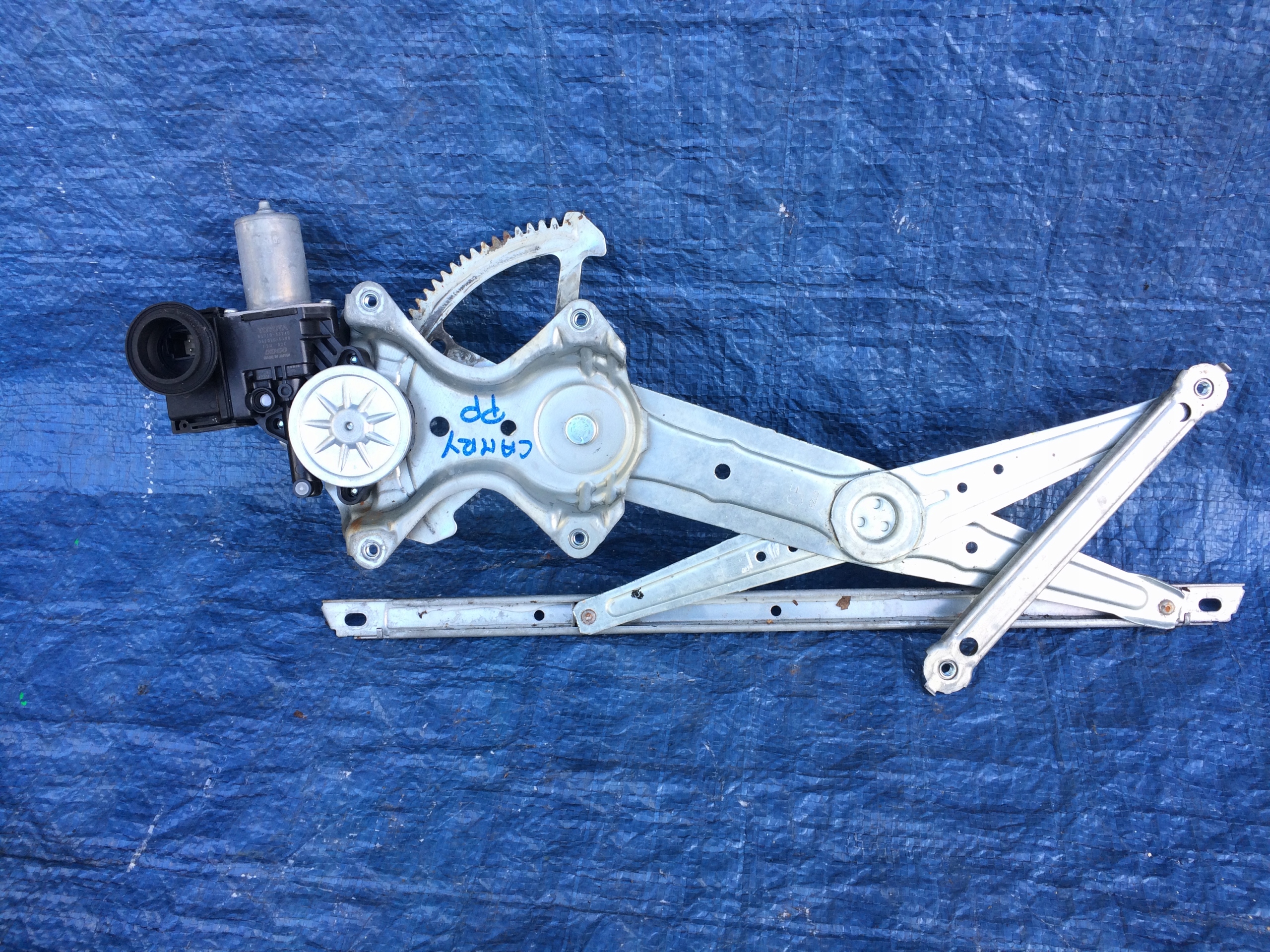 TOYOTA CAMRY VIII XV70 PODNOSNIK SZYBY DRZWI PRAWY PRZÓD 85710-33240