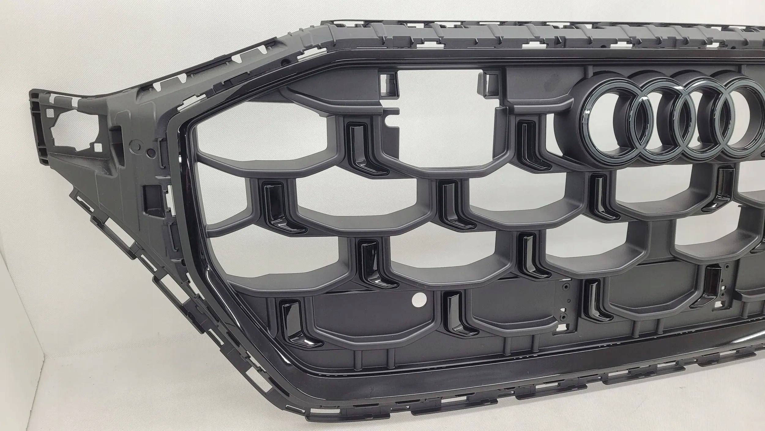 AUDI SQ8 Q8 S-LINE ATRAPA GRILL ZDERZAKA PRZÓD 4M8853651CK NOWA ORYGINAŁ FV Typ samochodu Samochody osobowe