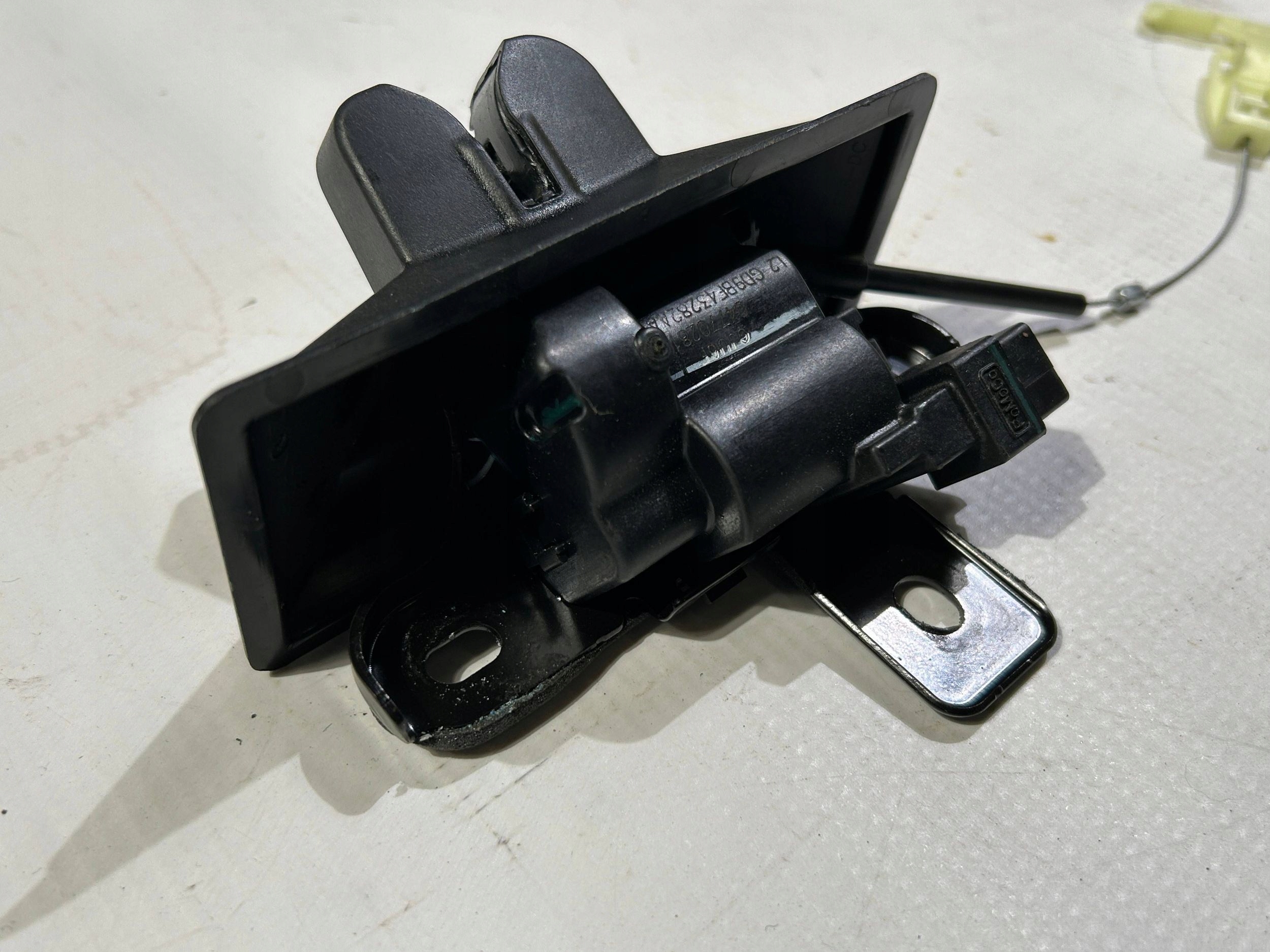 lock rygiel bonnet boot Lincoln Continental 2017r