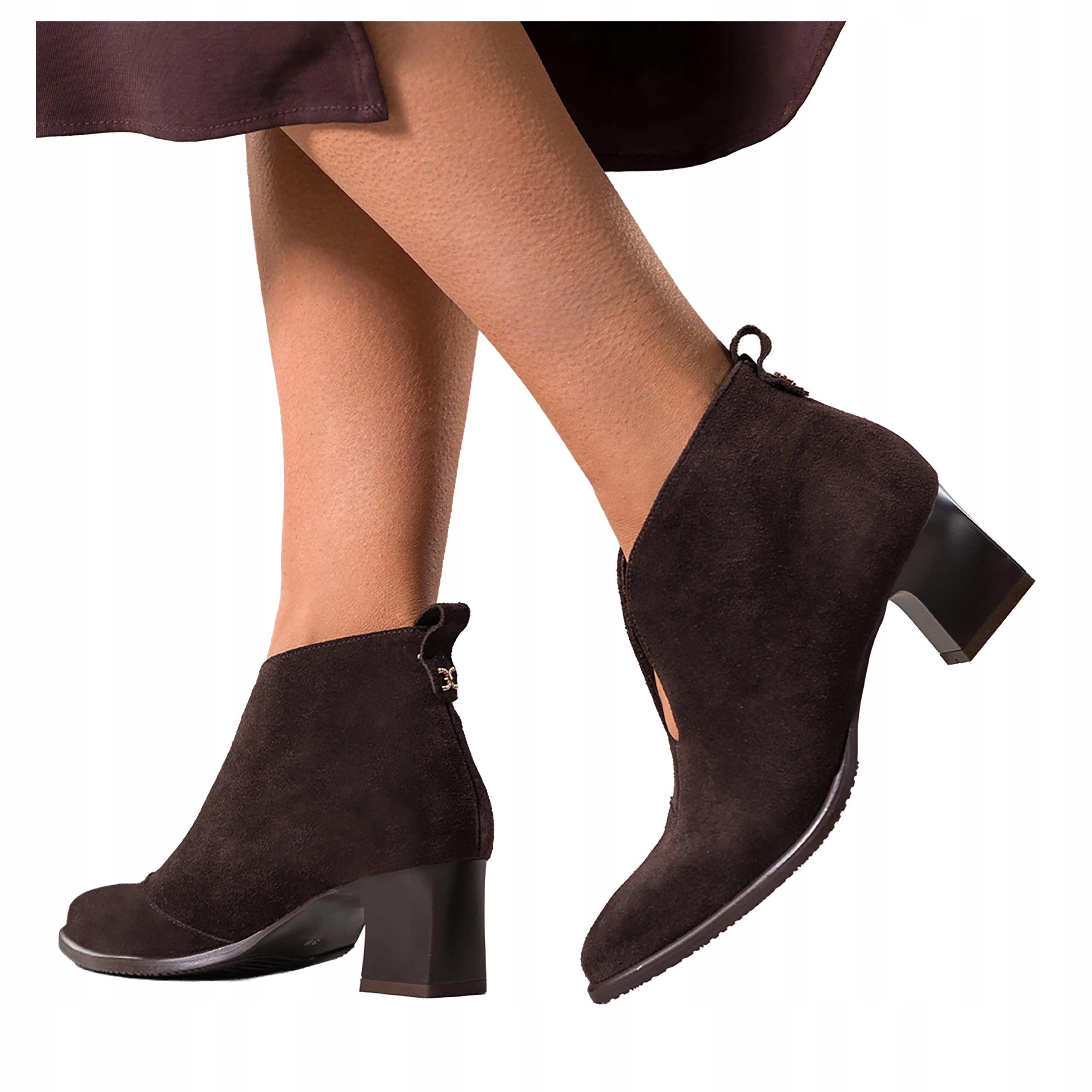 Čokoládové dámské kotníkové boty s výstřihem Široký kožený podpatek s ozdobou, velikost 36