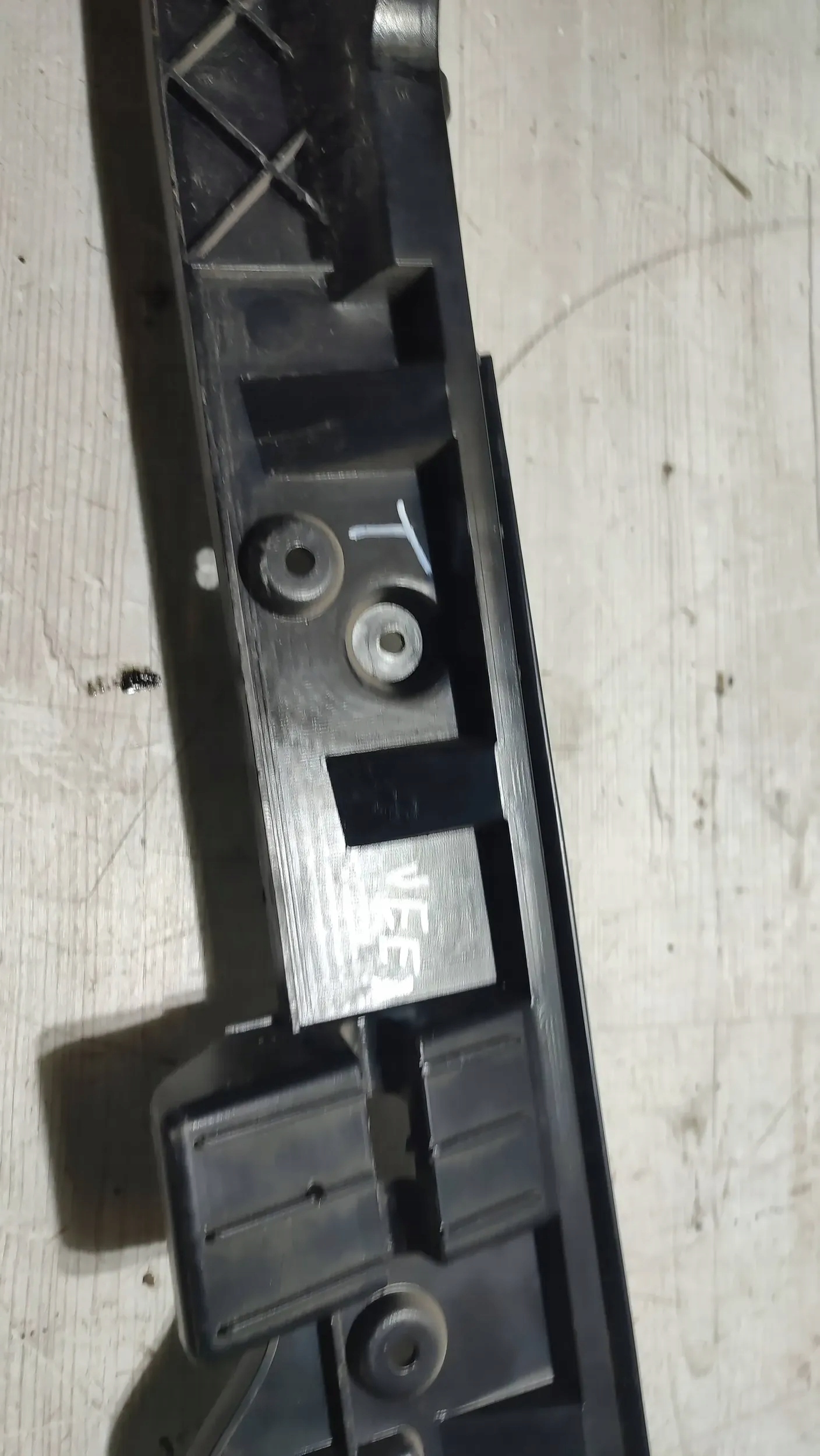 Jeep Cherokee KL 15r. 2.0d Halter Halter der Stoßstange heck