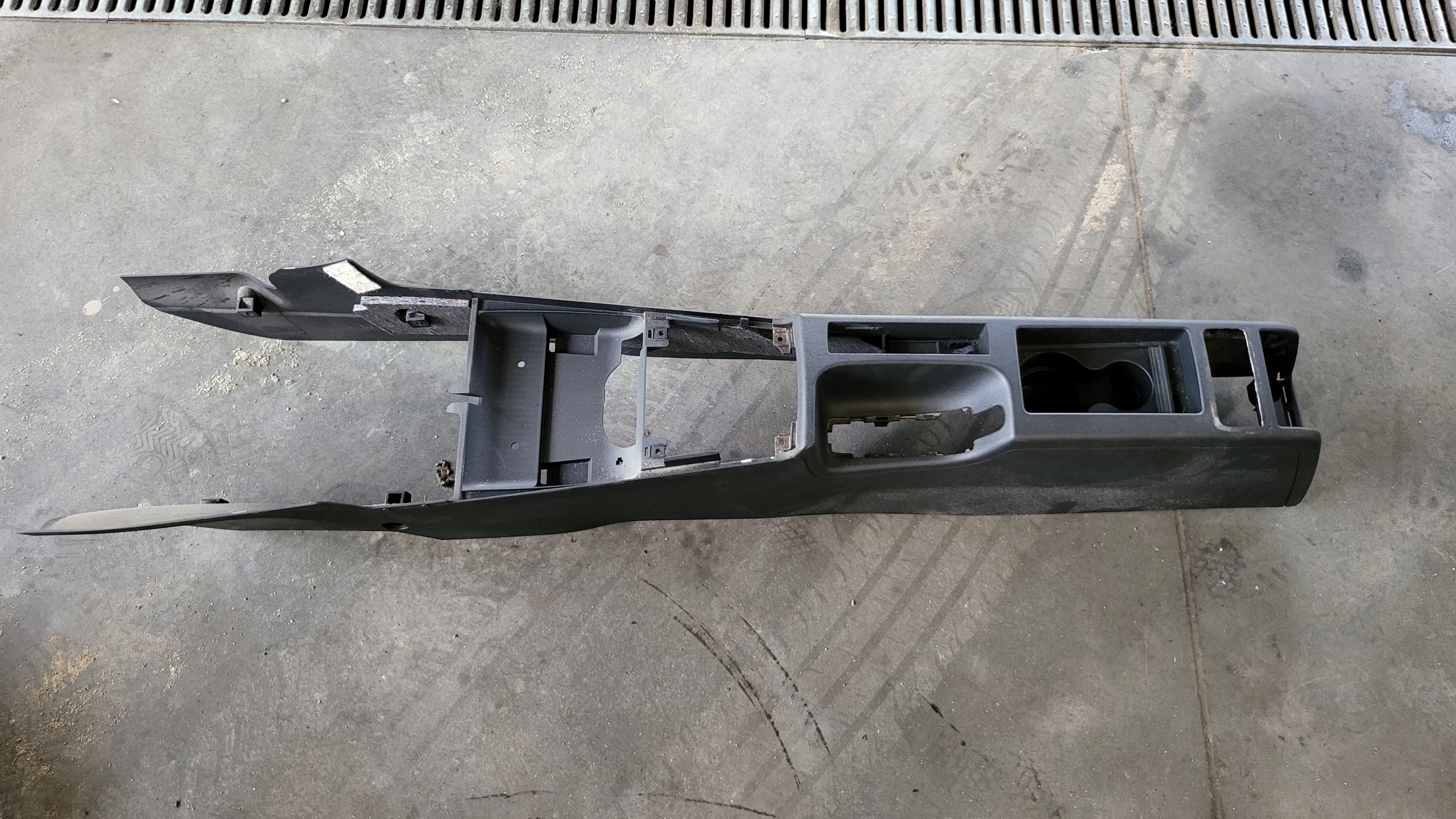 тунель середина Audi A3 8P oe европа 8P1863244