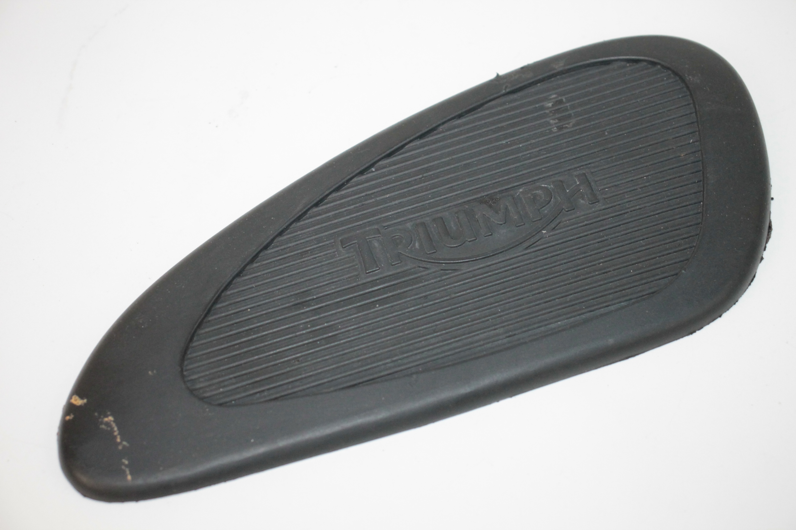 24 - TRIUMPH SCRAMBLER 900 ГУМОВА КРИШКА БАКА