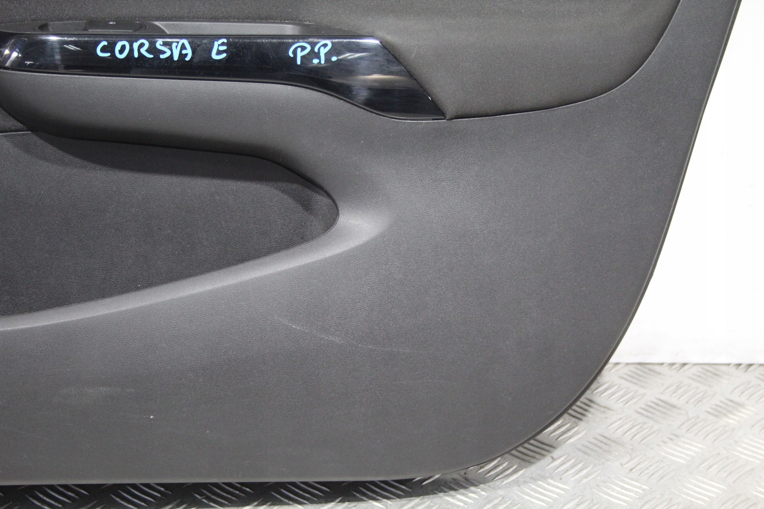 bok dveře pravý předek OPEL CORSA E
