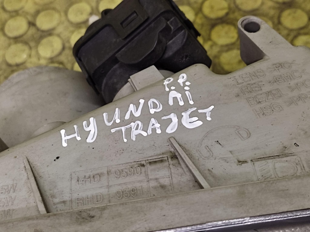 HYUNDAI TRAJET REFLEKTOR světlo pravý předek