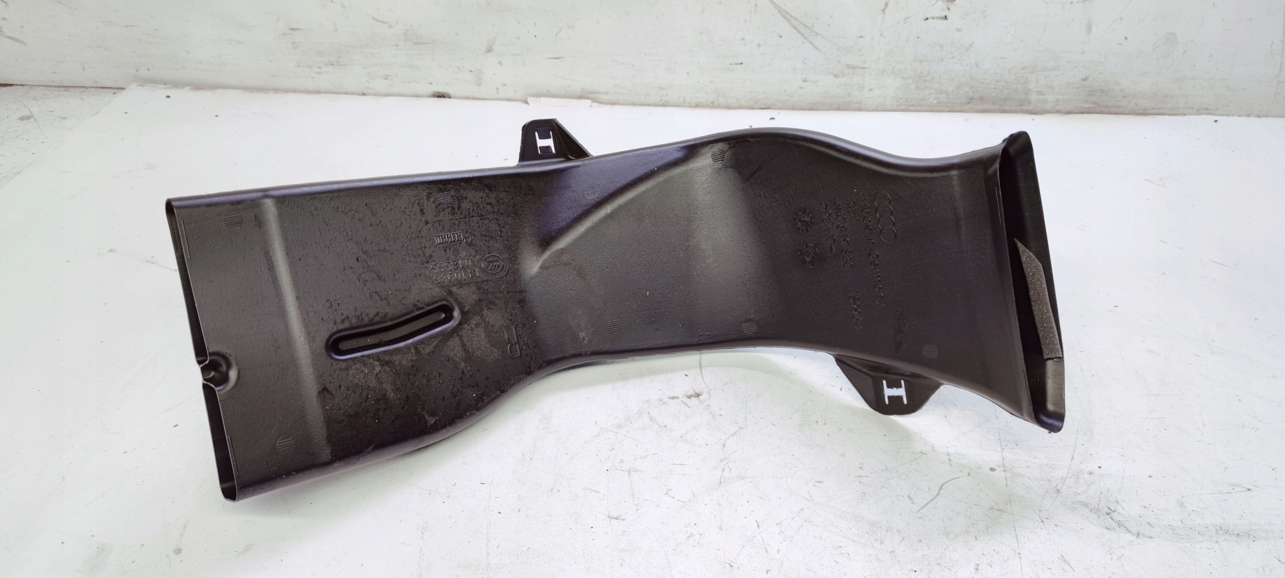 drain POWIETRZNY TUNEL right AUDI A6 C8 4K0819830