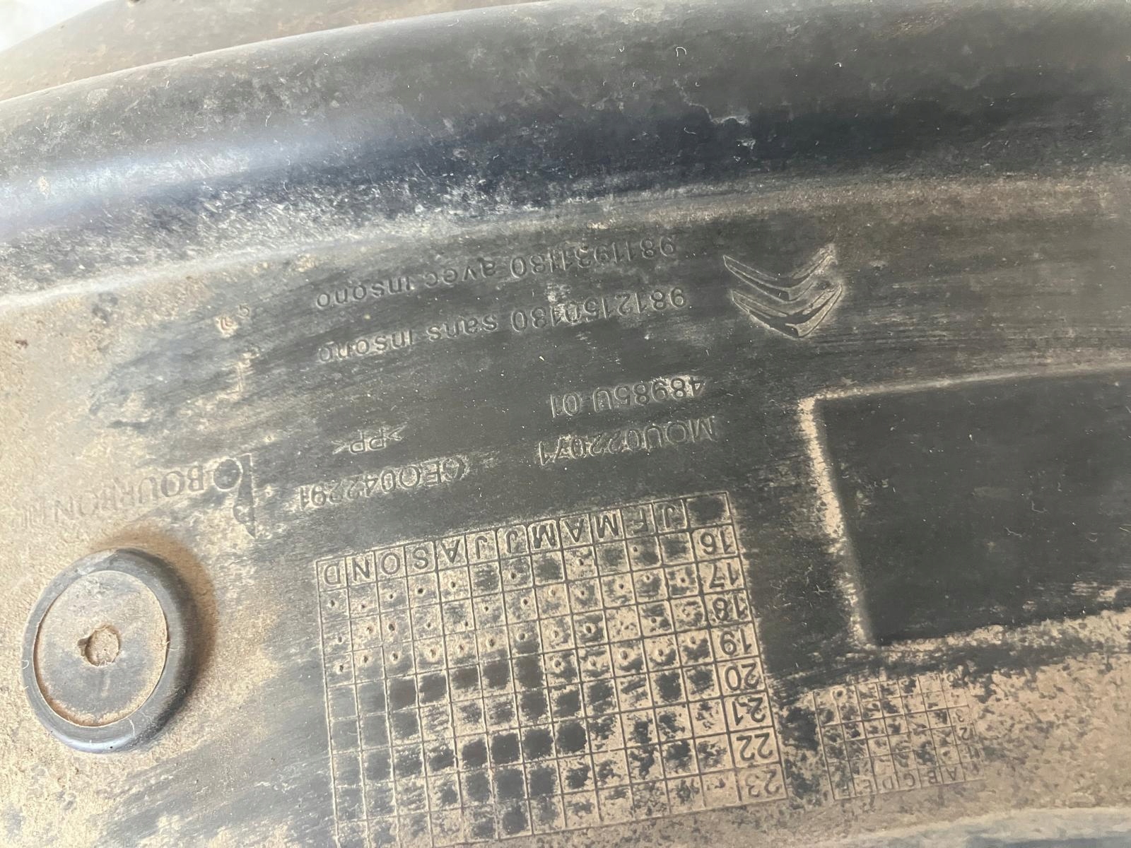 mudguard right front CITROEN C3 III #8 9811931180