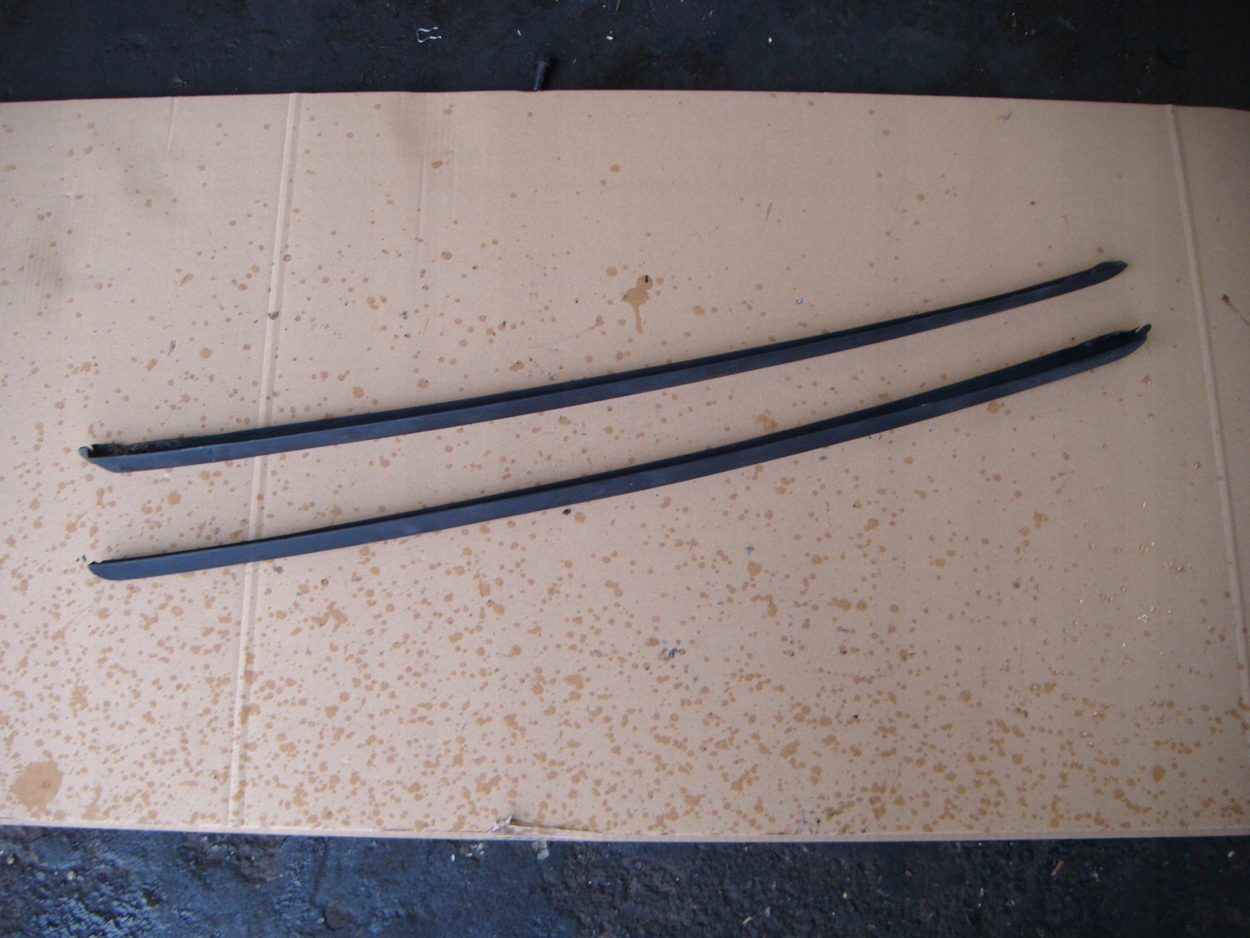 SEAT EXEO 08- LISTWA SZYBY PRZEDNIEJ PRAWA LEWA