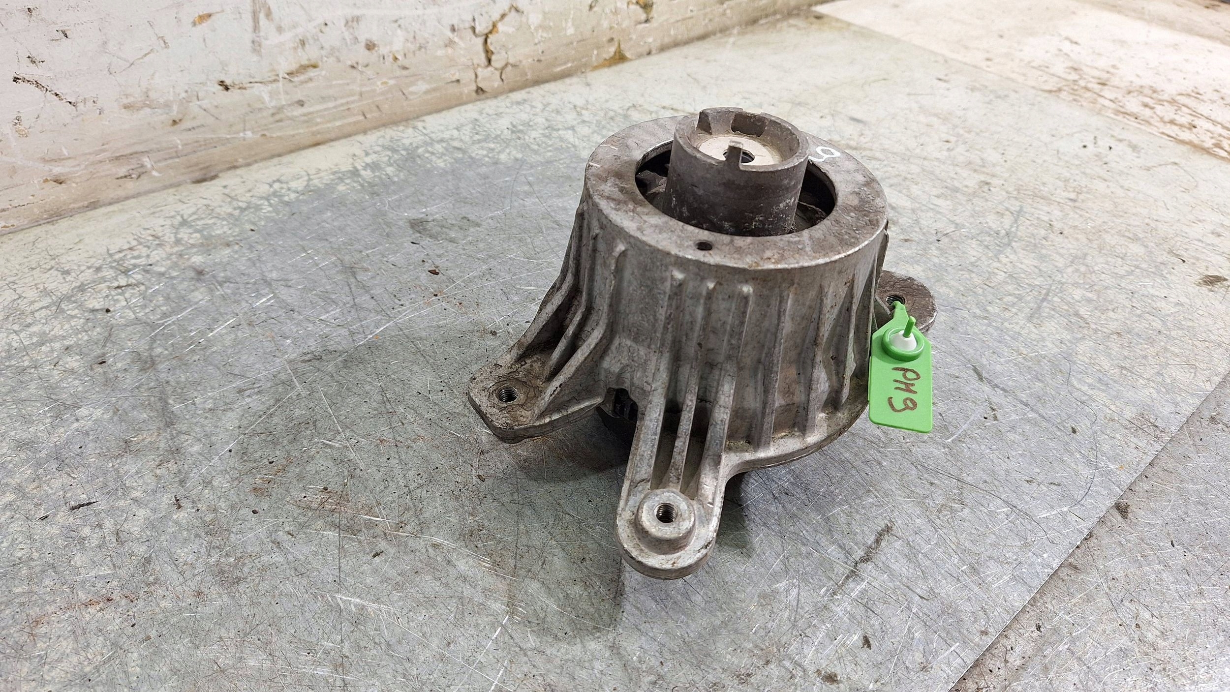 engine mount left A2132400500 MERCEDES W213
