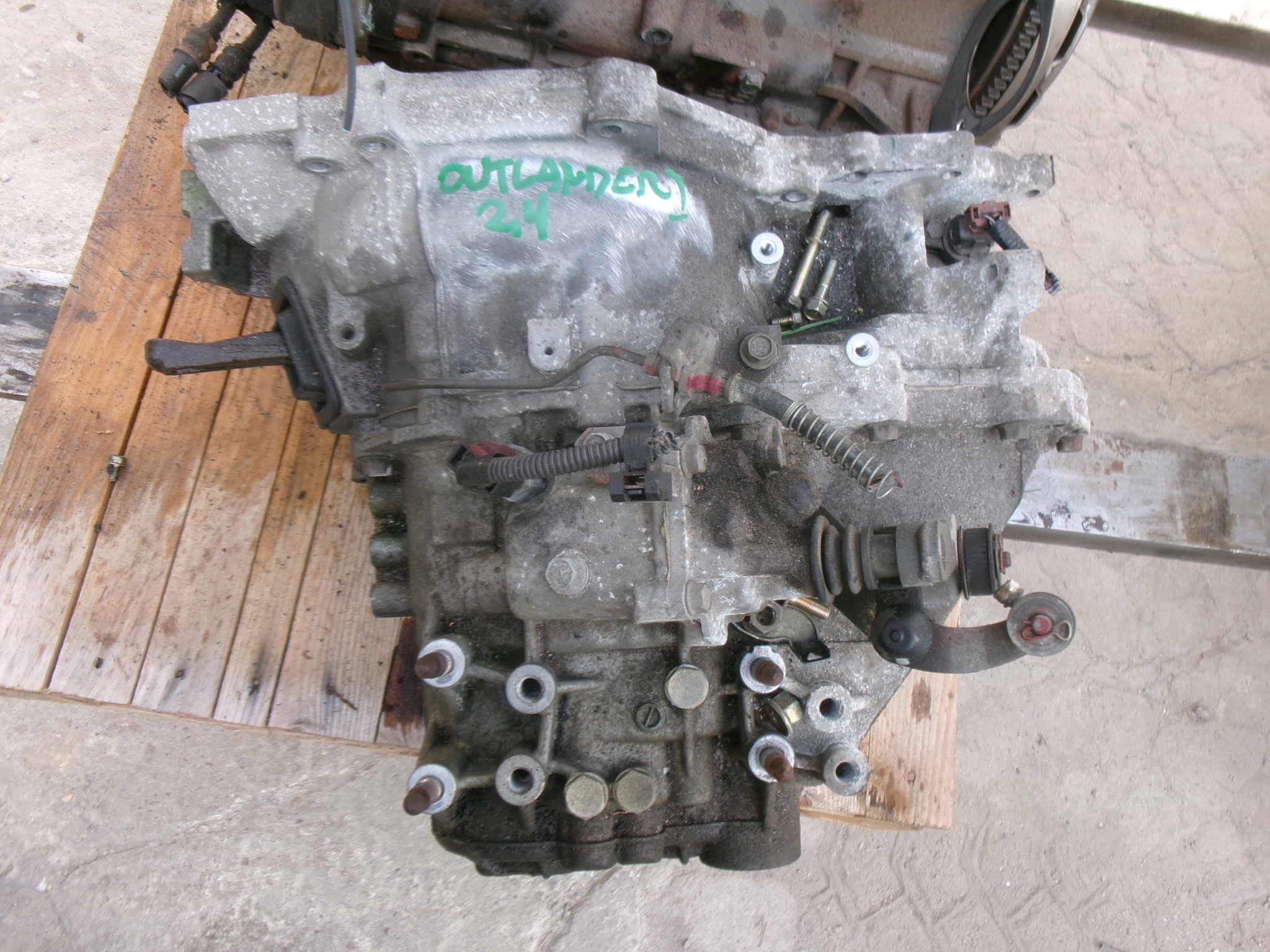 MITSUBISHI OUTLANDER I SKRZYNIA BIEGÓW 2.4