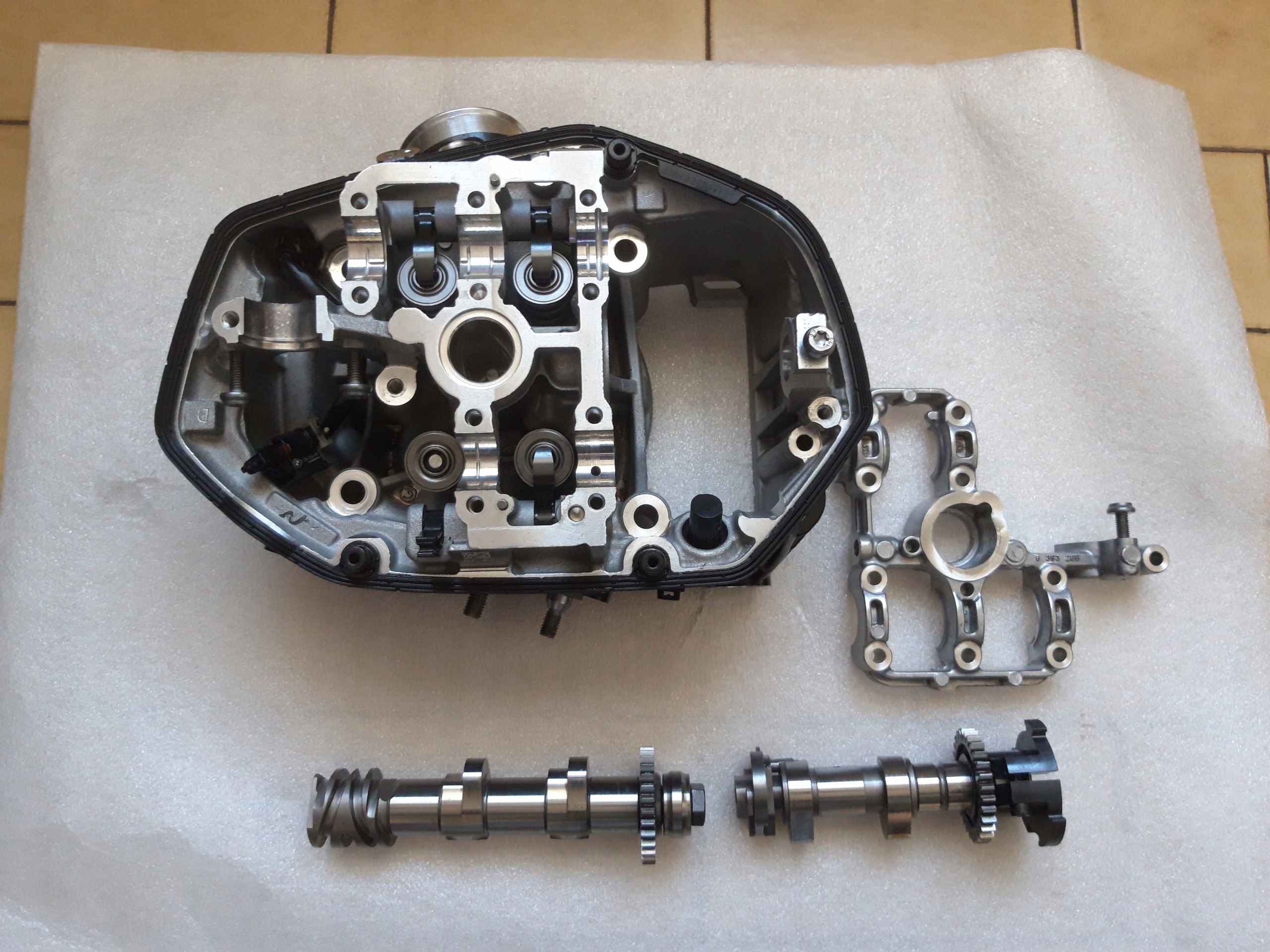 8393285 - BMW r1250gs R1250RT R левая головка с клапанами