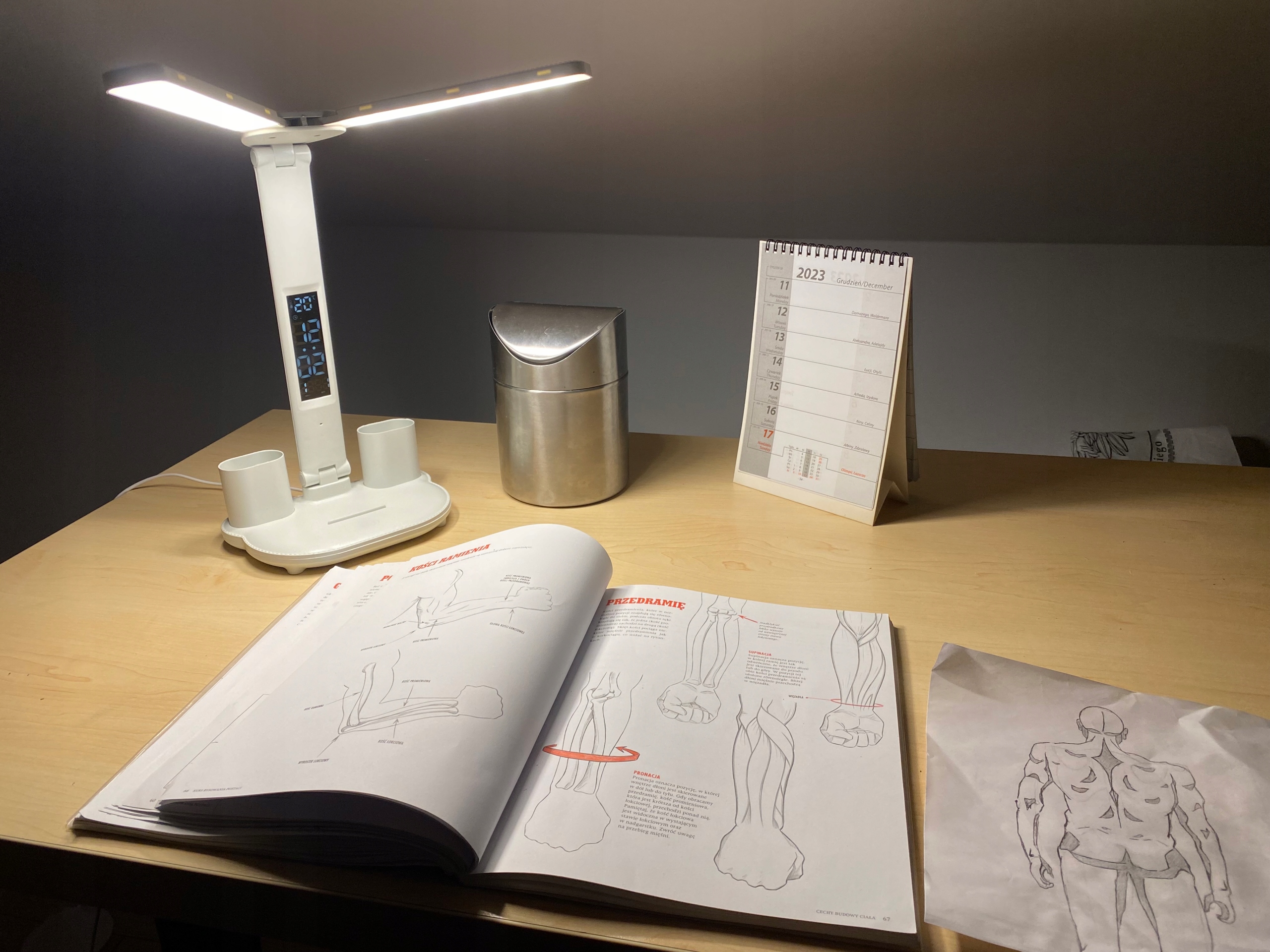 LAMPKA BIURKOWA BIUROWA KALENDARZ BUDZIK TERMOMETR Klasa efektywności energetycznej A