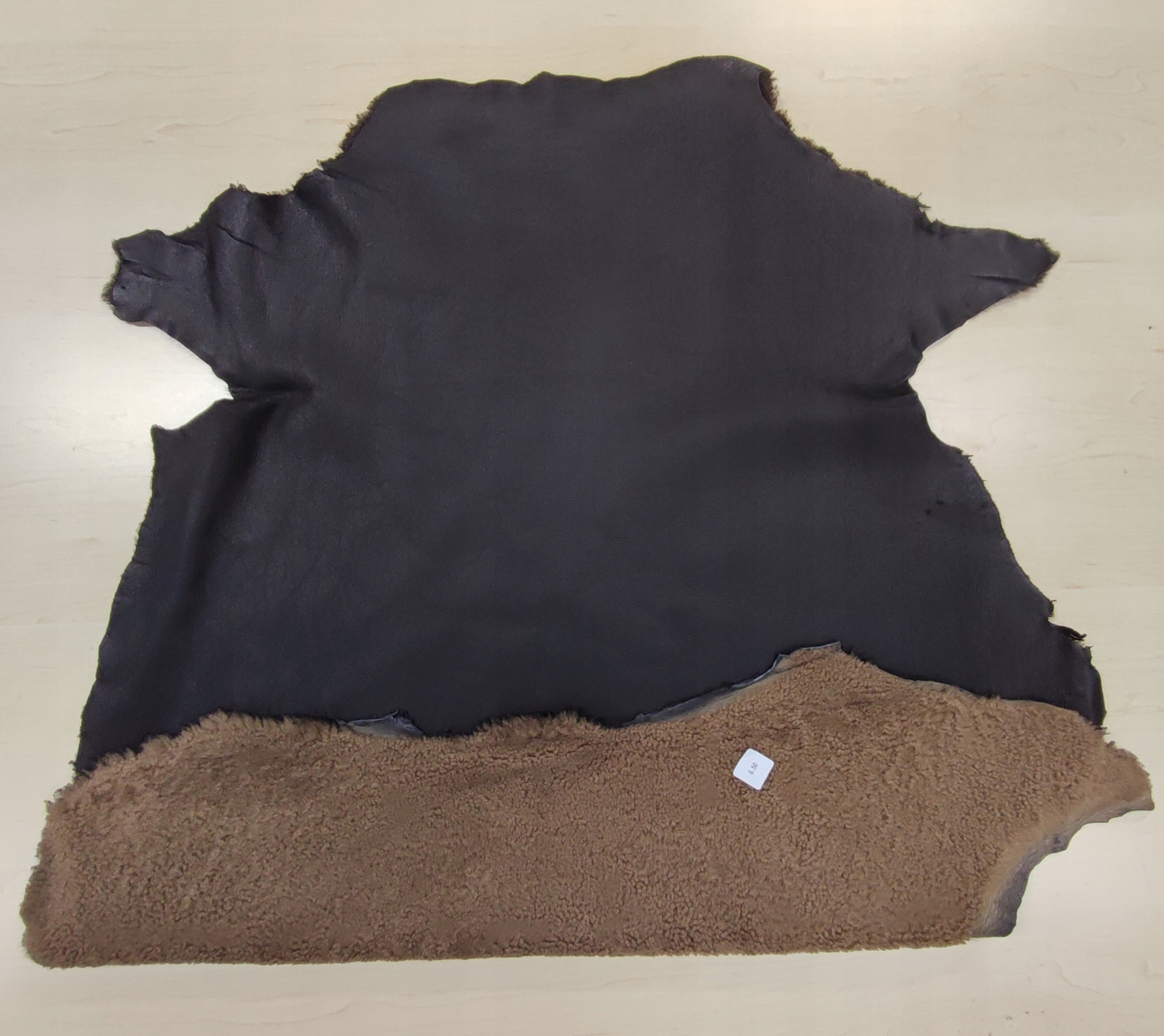 Přírodní kůže kožešinová černá lícová ovčí italská