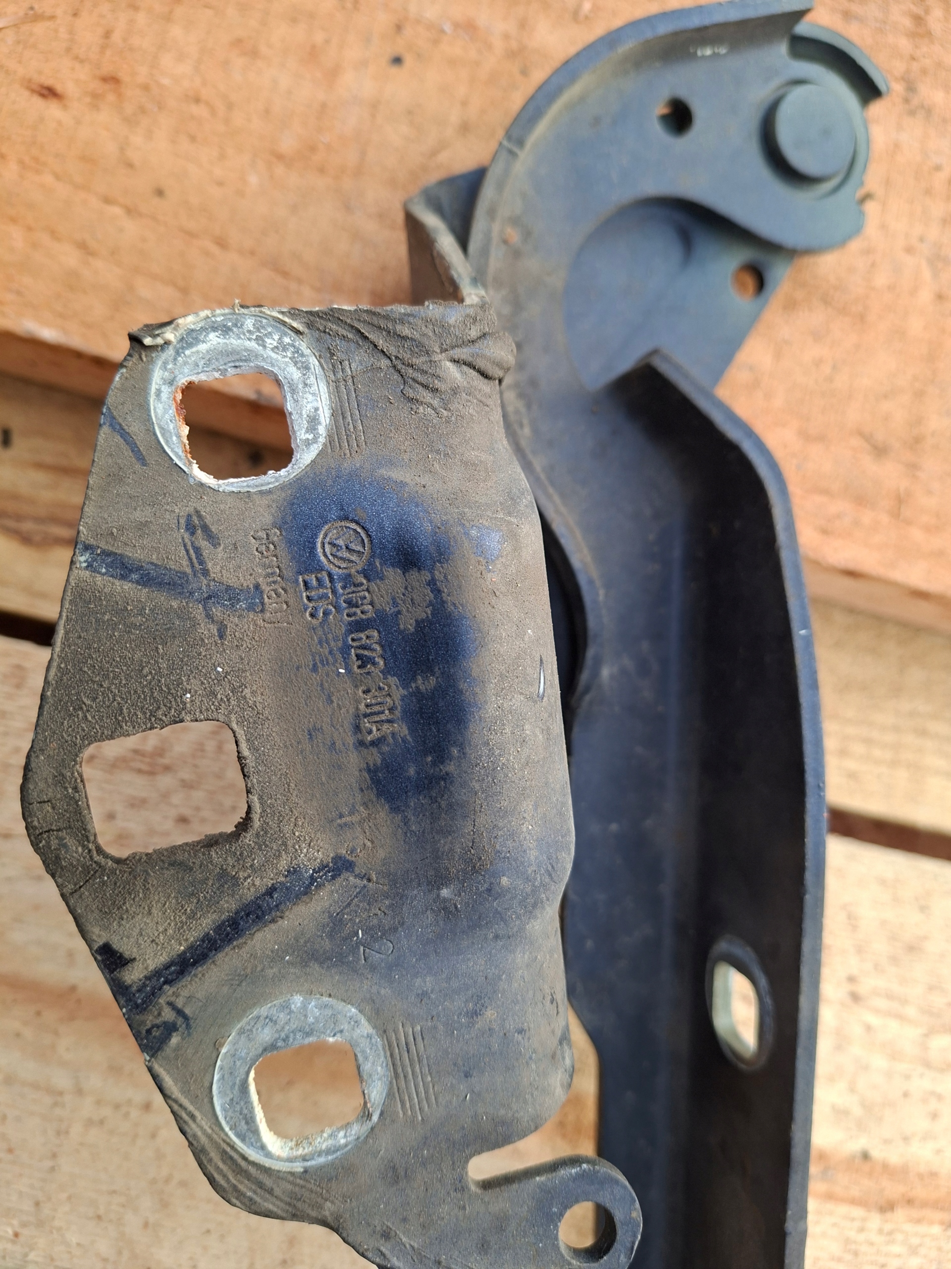 hinge bracket bonnets POKRYWY of the engine left front VW PASSAT CC 3C8823301A