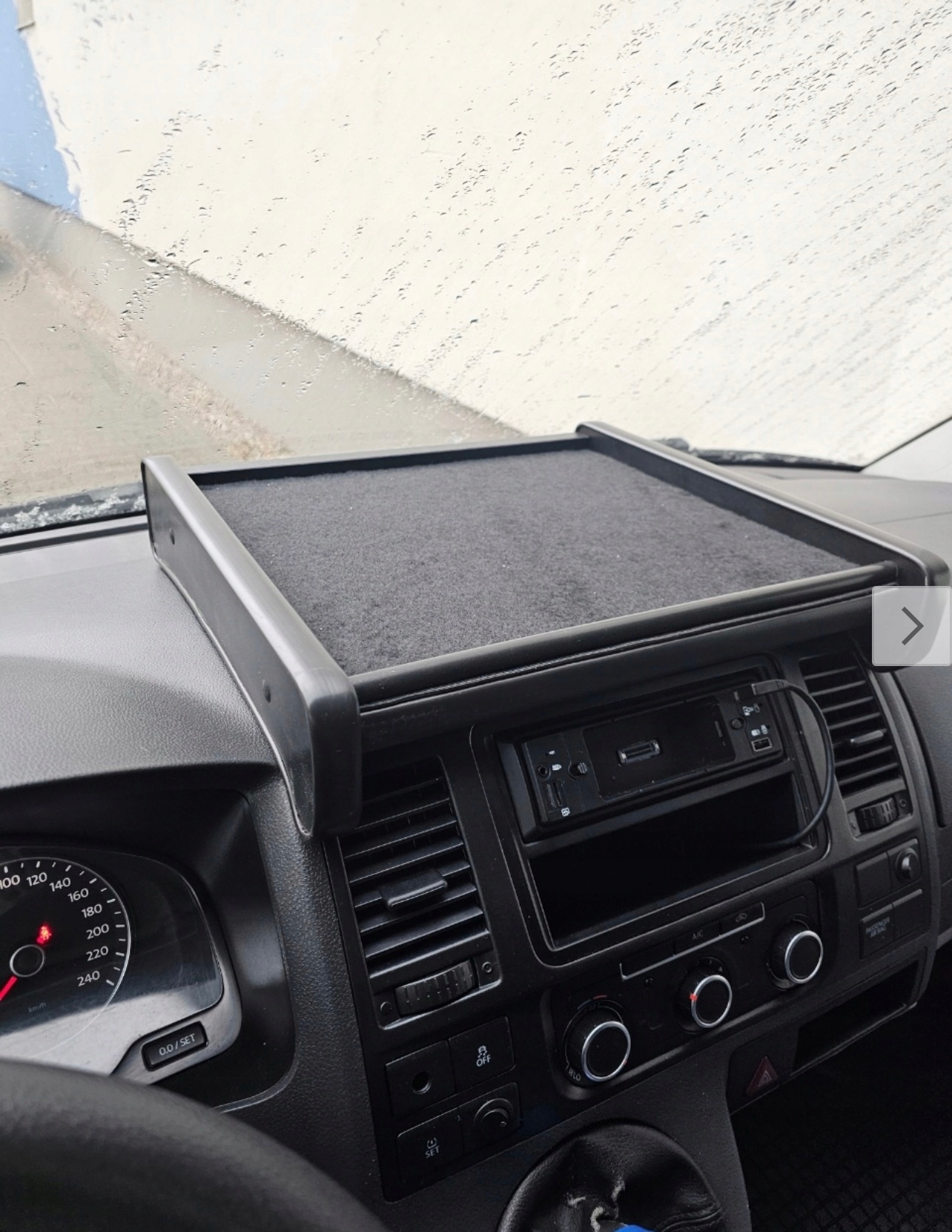 Police na kokpit Vw T5 velurová