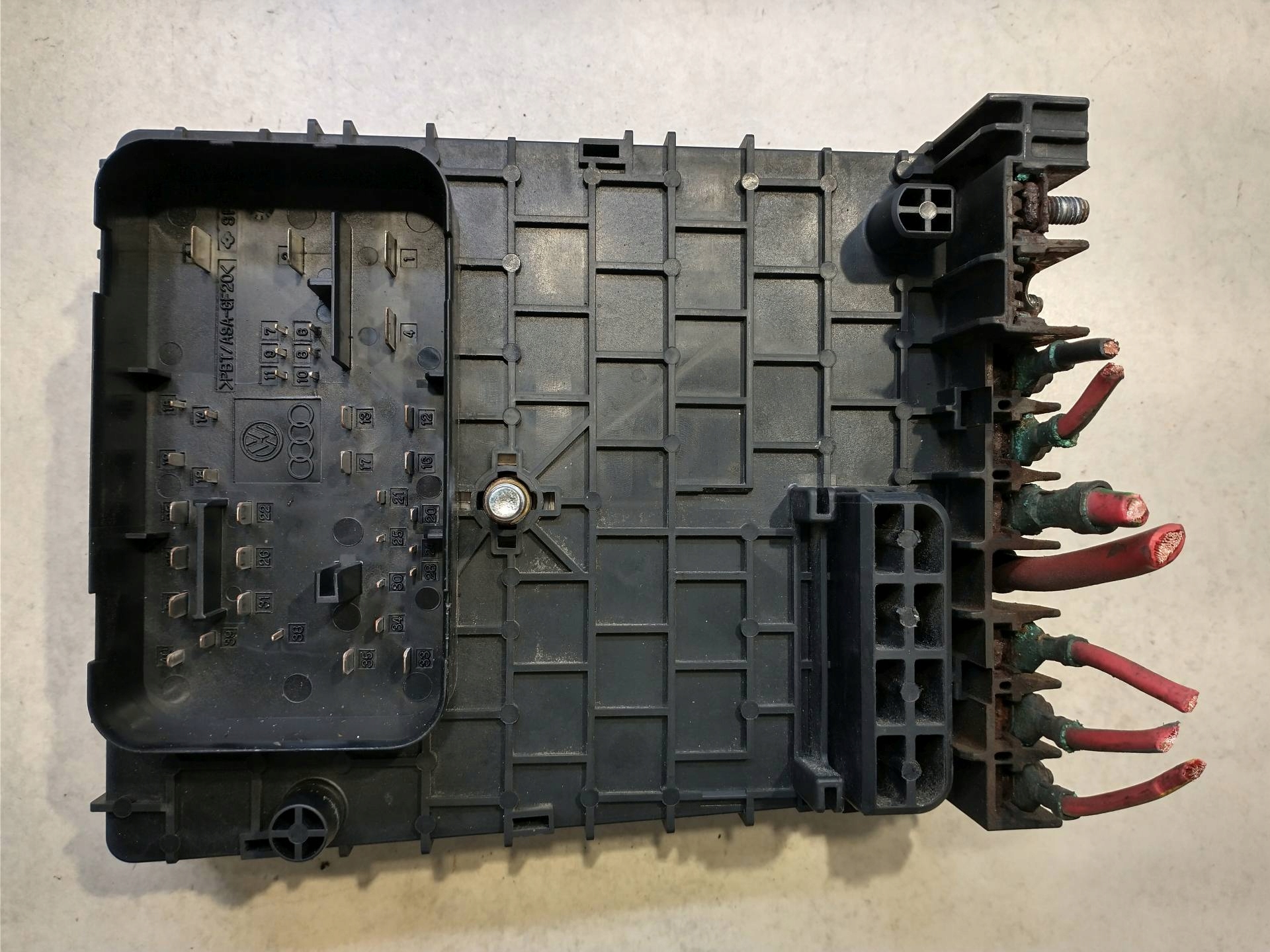 Kasten der Sicherungen PASSAT B6 1.9 TDI 3C0937125