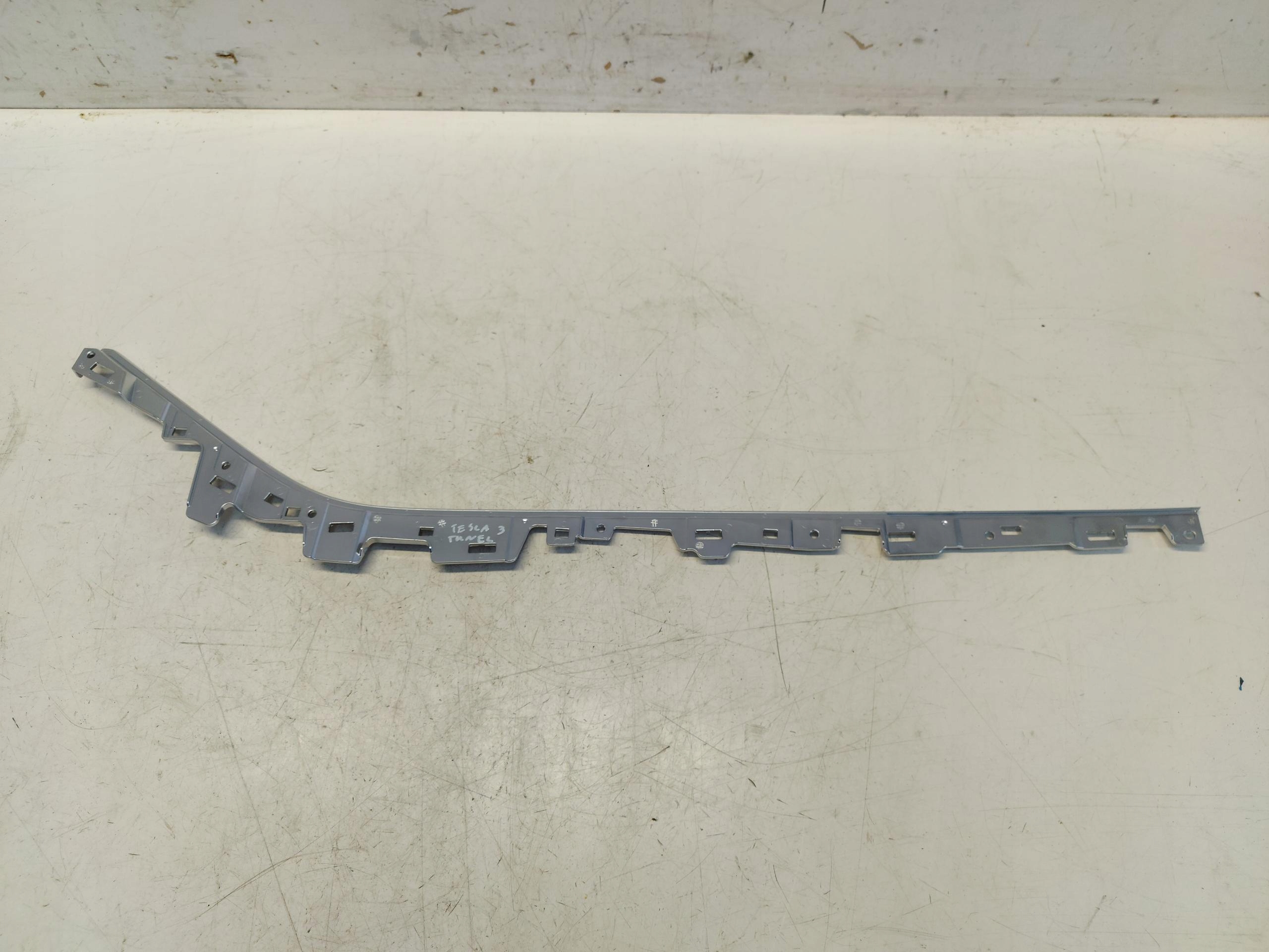 TESLA MODEL 3 moulding tunelu chrom right 1097165-00-a