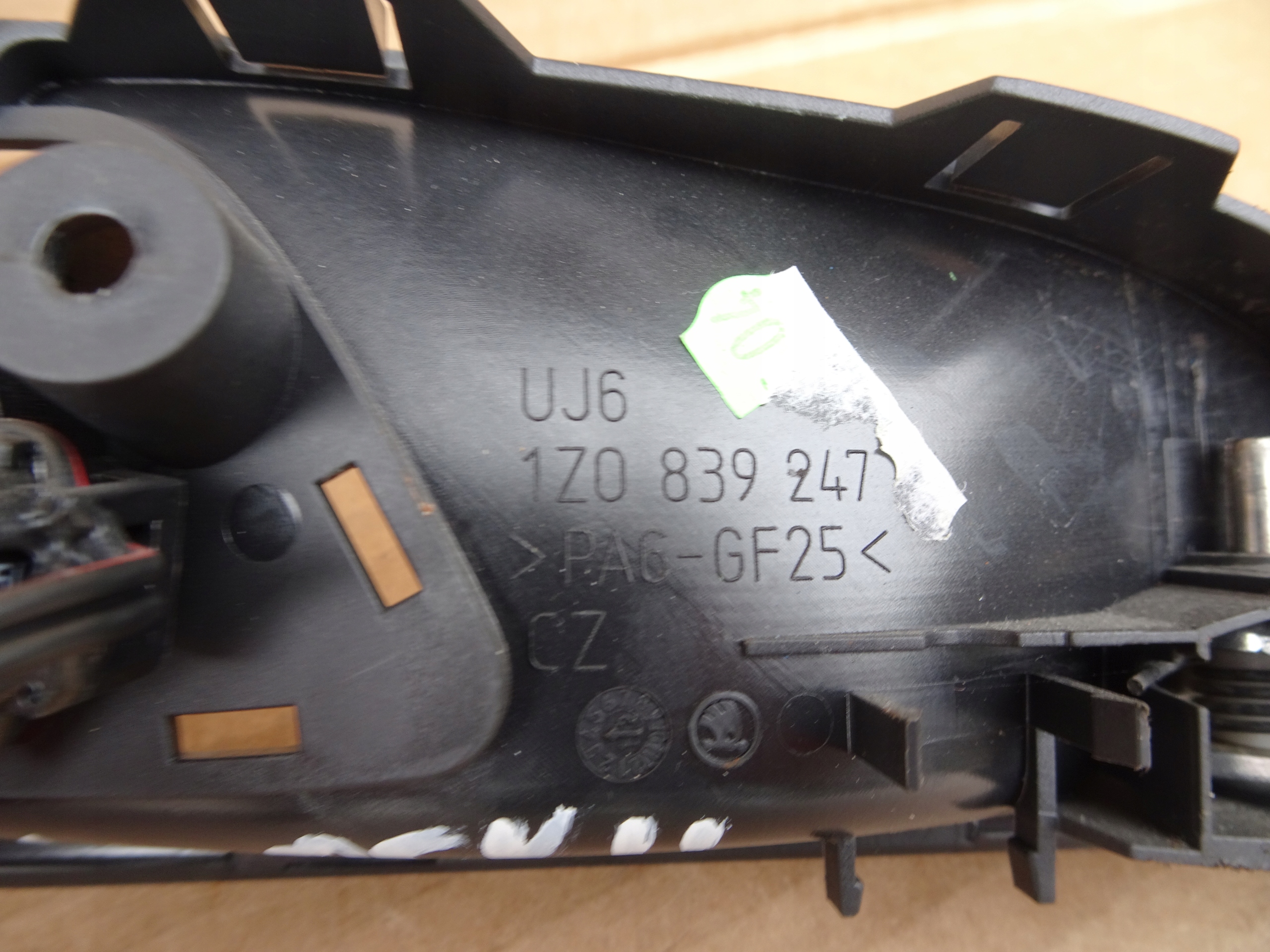 SKODA OCTAVIA II KLAMKA WEWNĘTRZNA LEWY TYŁ Producent części Skoda OE