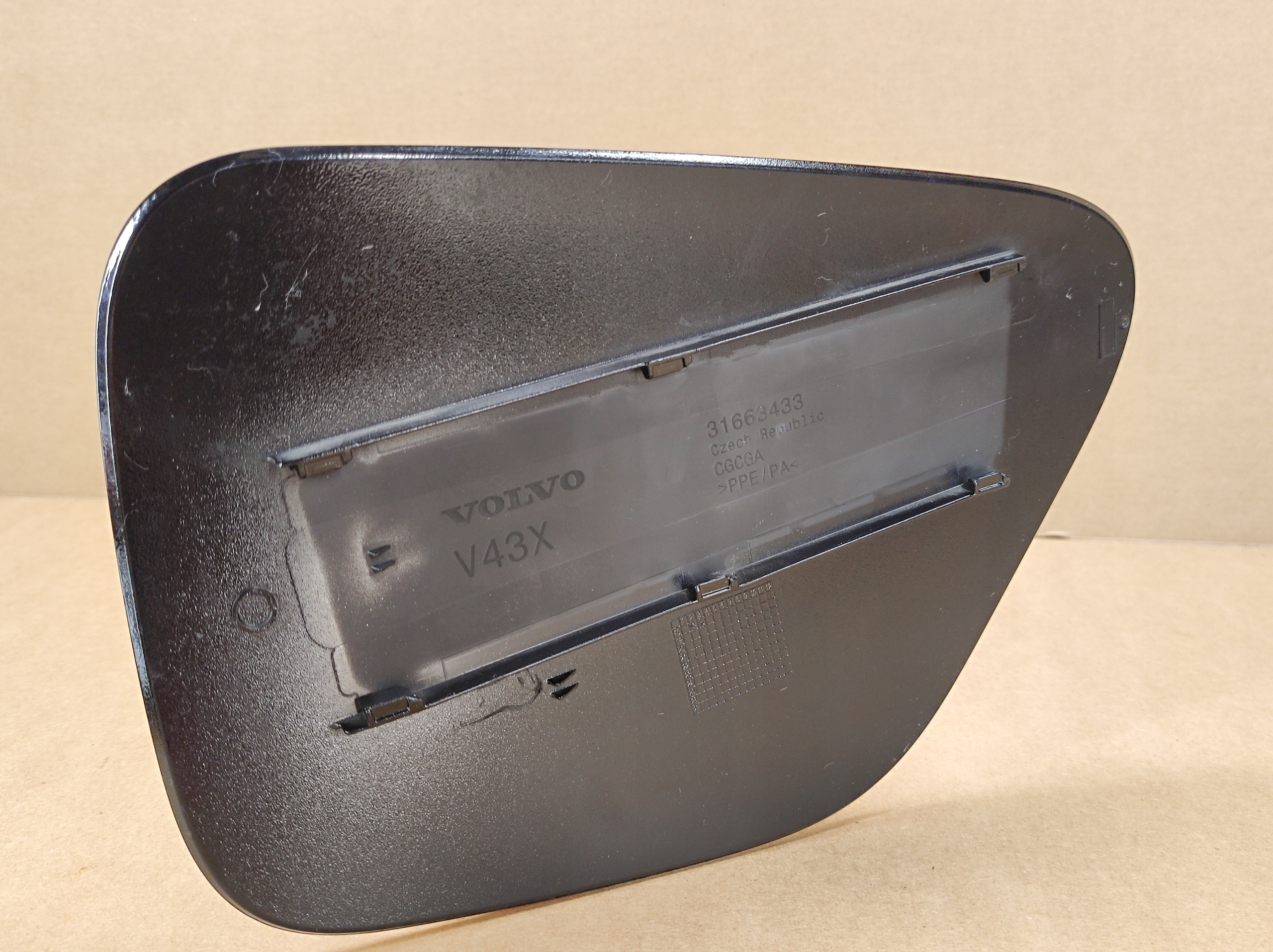 KLAPKA GNIAZDA LADOWANIA VOLVO S60 V60 Farbe 019