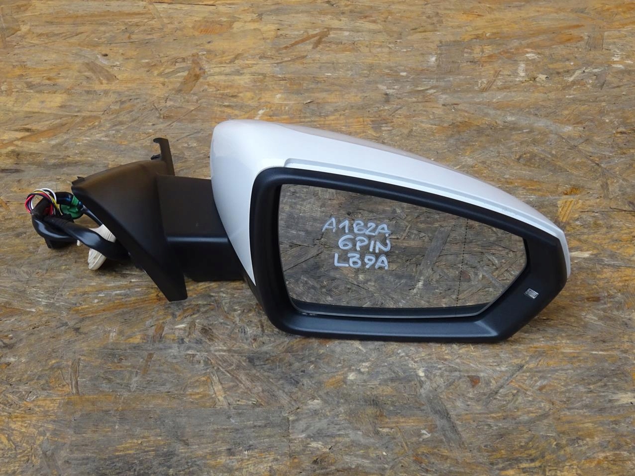 AUDI A12a 18- ЗЕРКАЛО ПРАВЕ 6 ПИНЫ-КОНТАКТЫ Lb9a