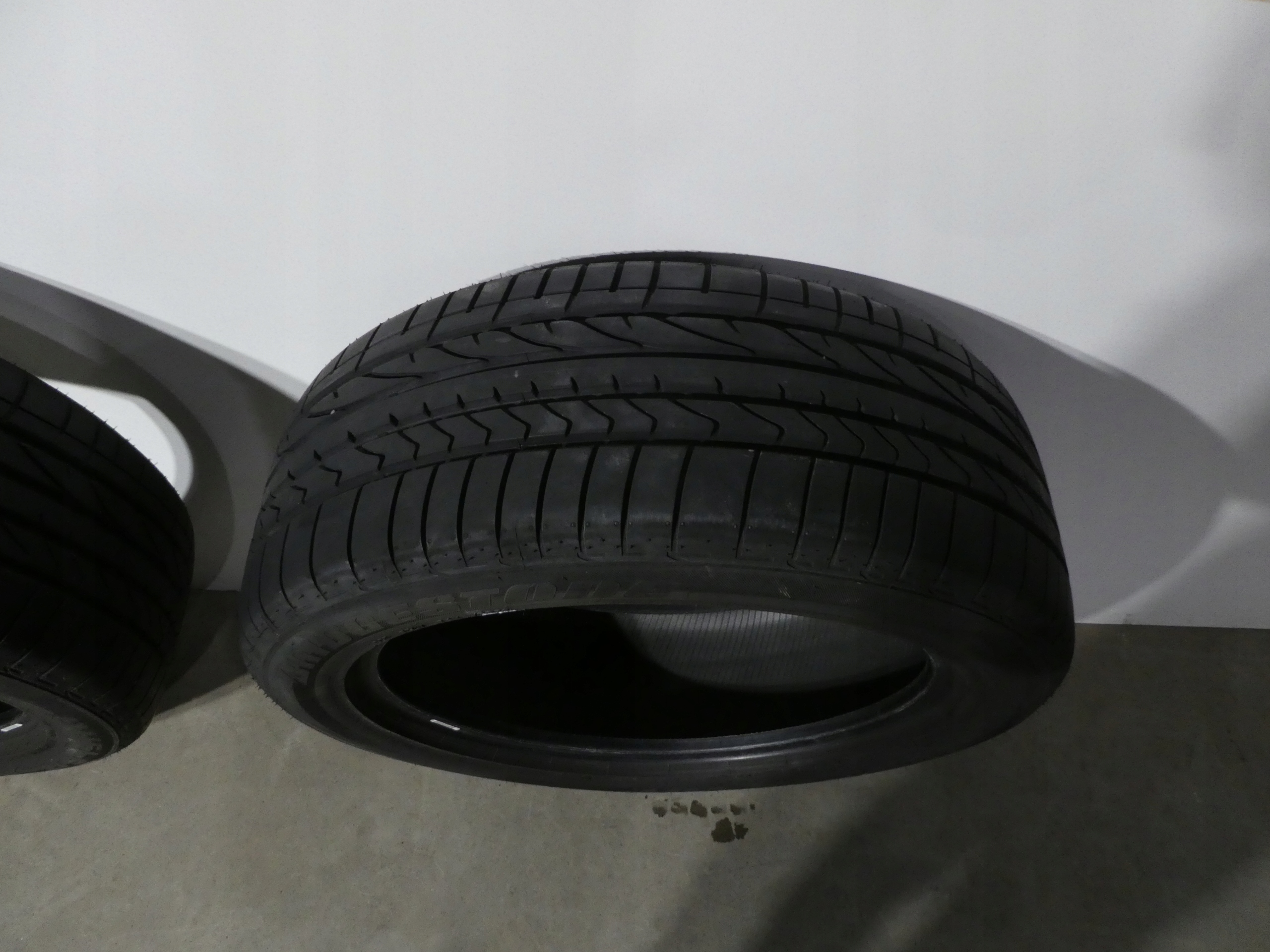 2X tyre Bridgestone 255/50/20 2022R