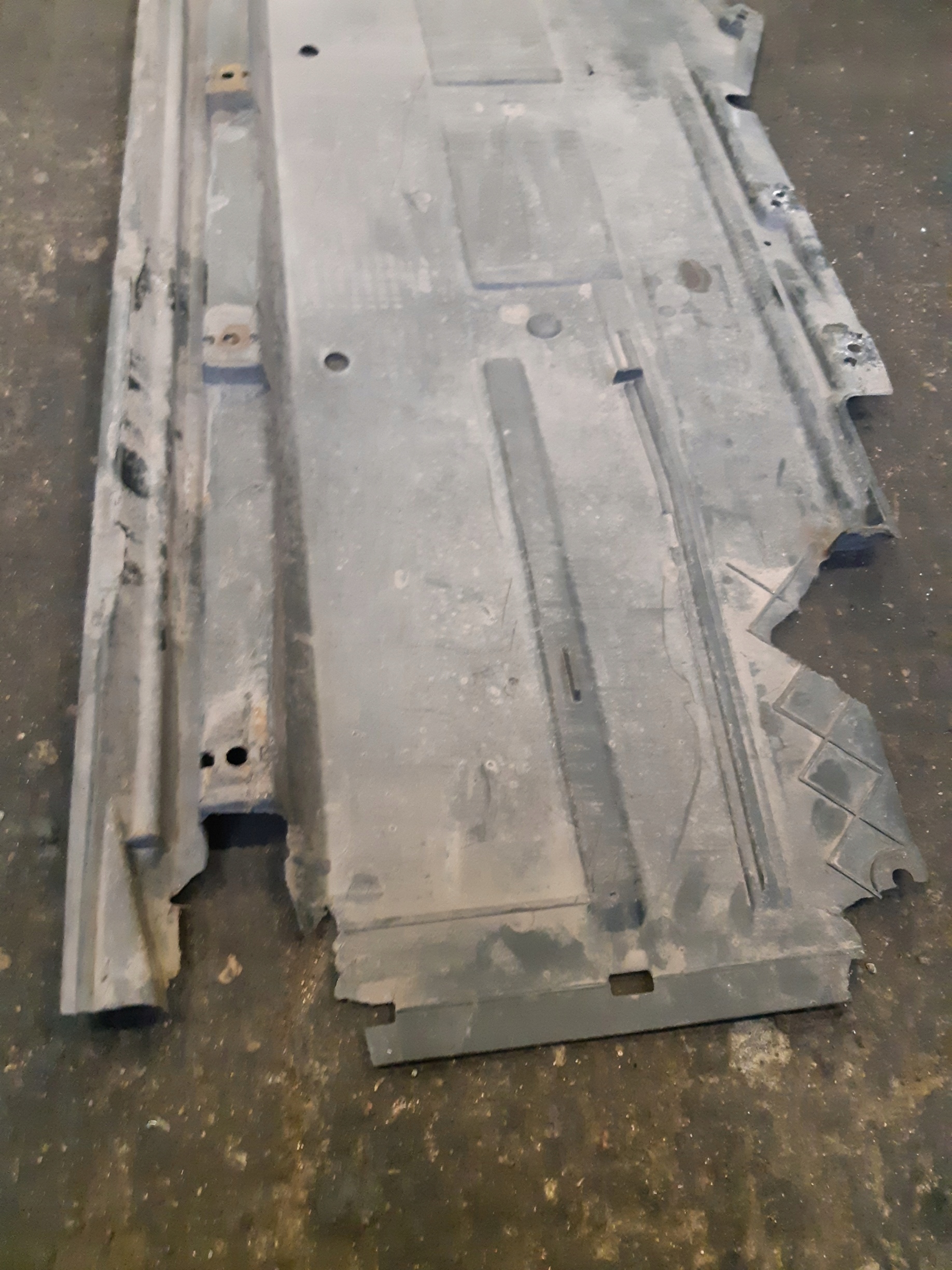 AUDI A4 B8 A5 Blende Abdeckung abdeckung des Bodens Unterfahrschutz rechts
