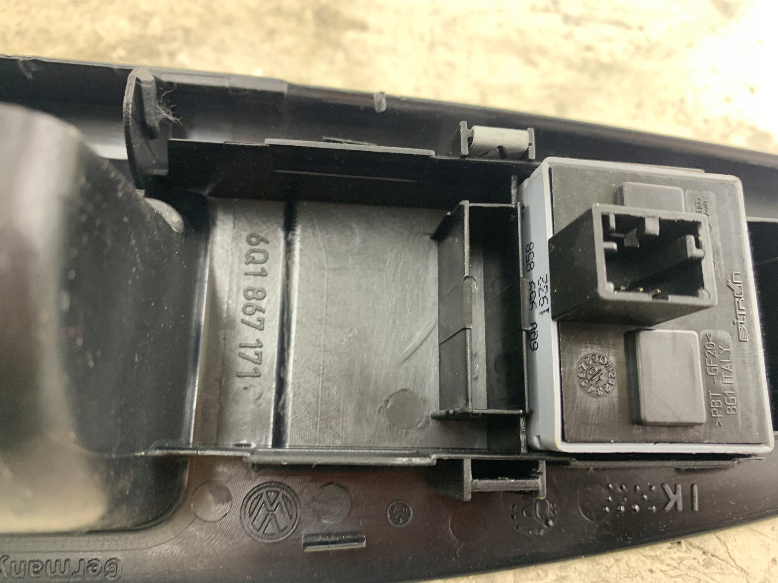 VW POLO 9N PANEL okna levý předek řidičů 6Q1867171F