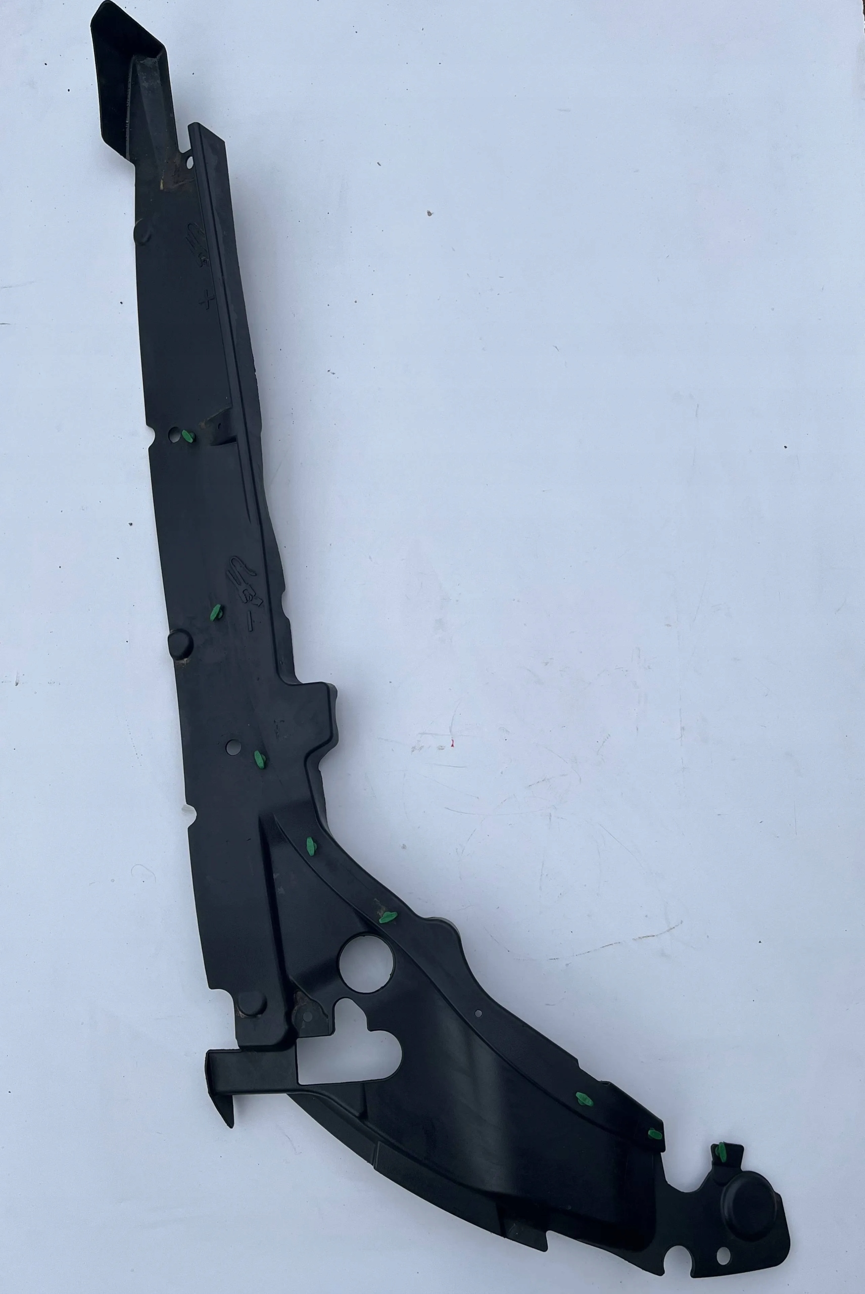 68194236 - JEEP GRAND CHEROKEE WK2 КРЫШКА БРЫЗГОВИКА