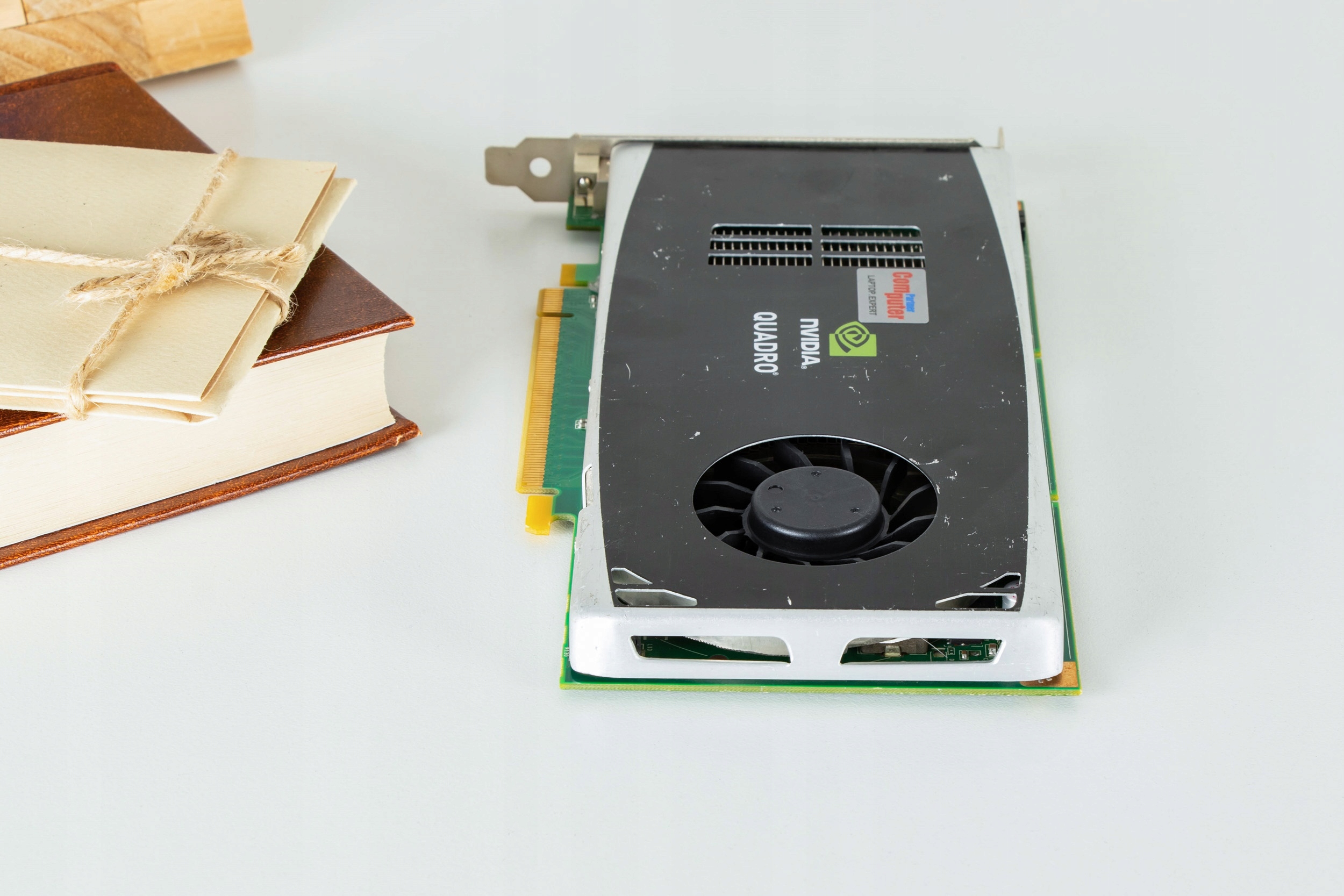 NVIDIA QUADRO FX1800 768MB PCIe x16 2xDP DVI HIGH PROFILE Szyna pamięci 192-bit