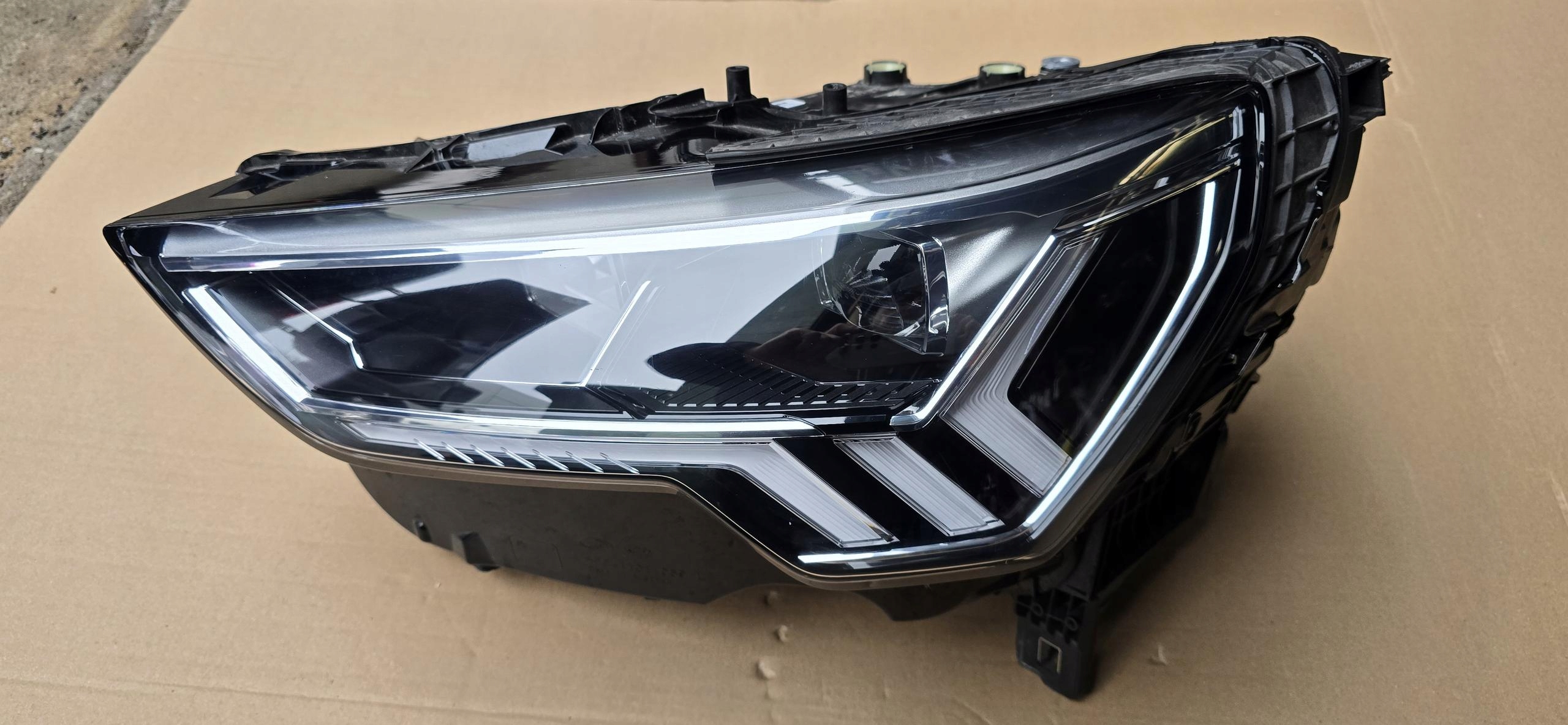 light front AUDI Q3 83A full led left