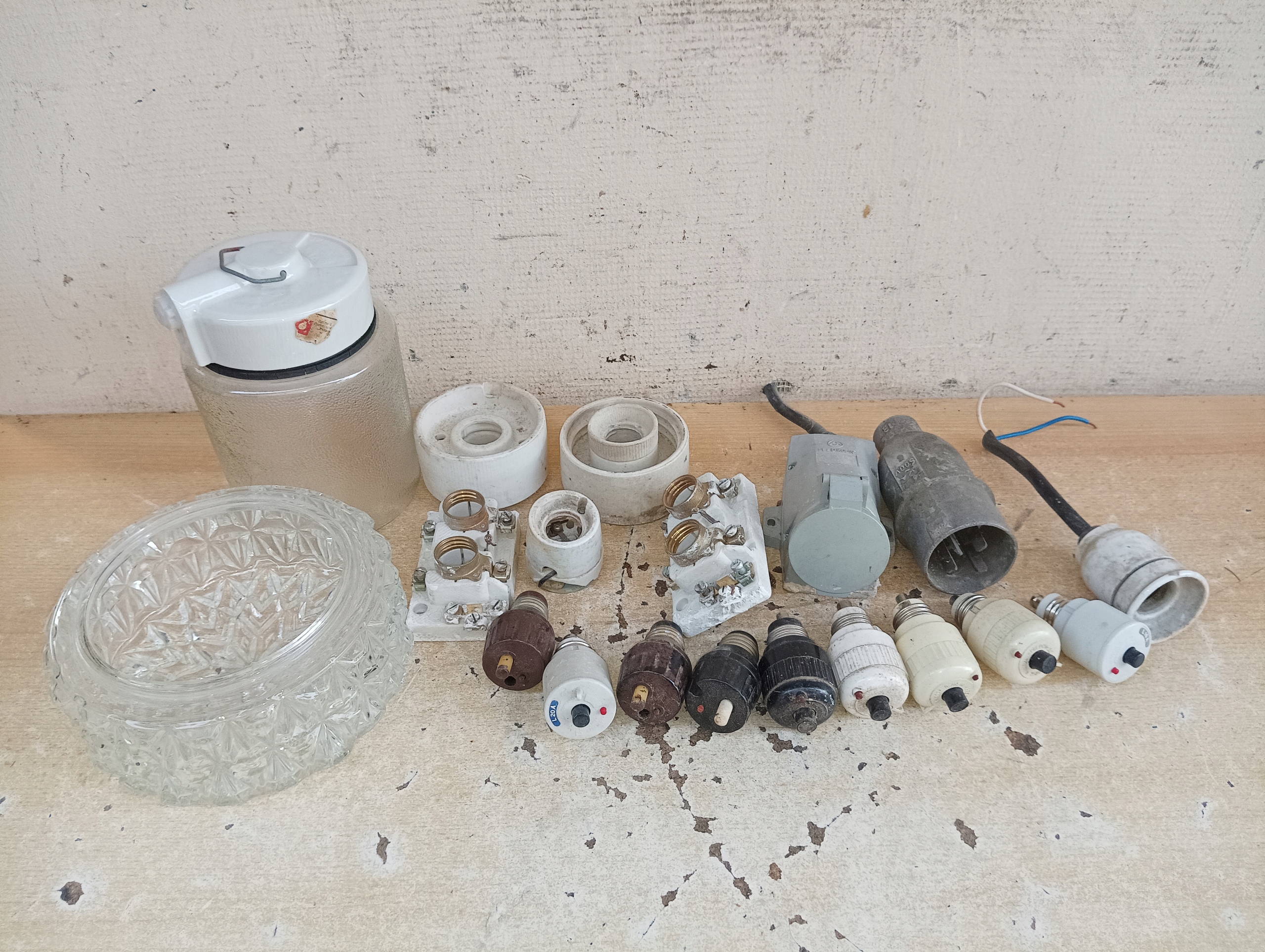 STARE LAMPY - KLOSZE - ELEMENTY OŚWIETLENIOWE Z PRL.