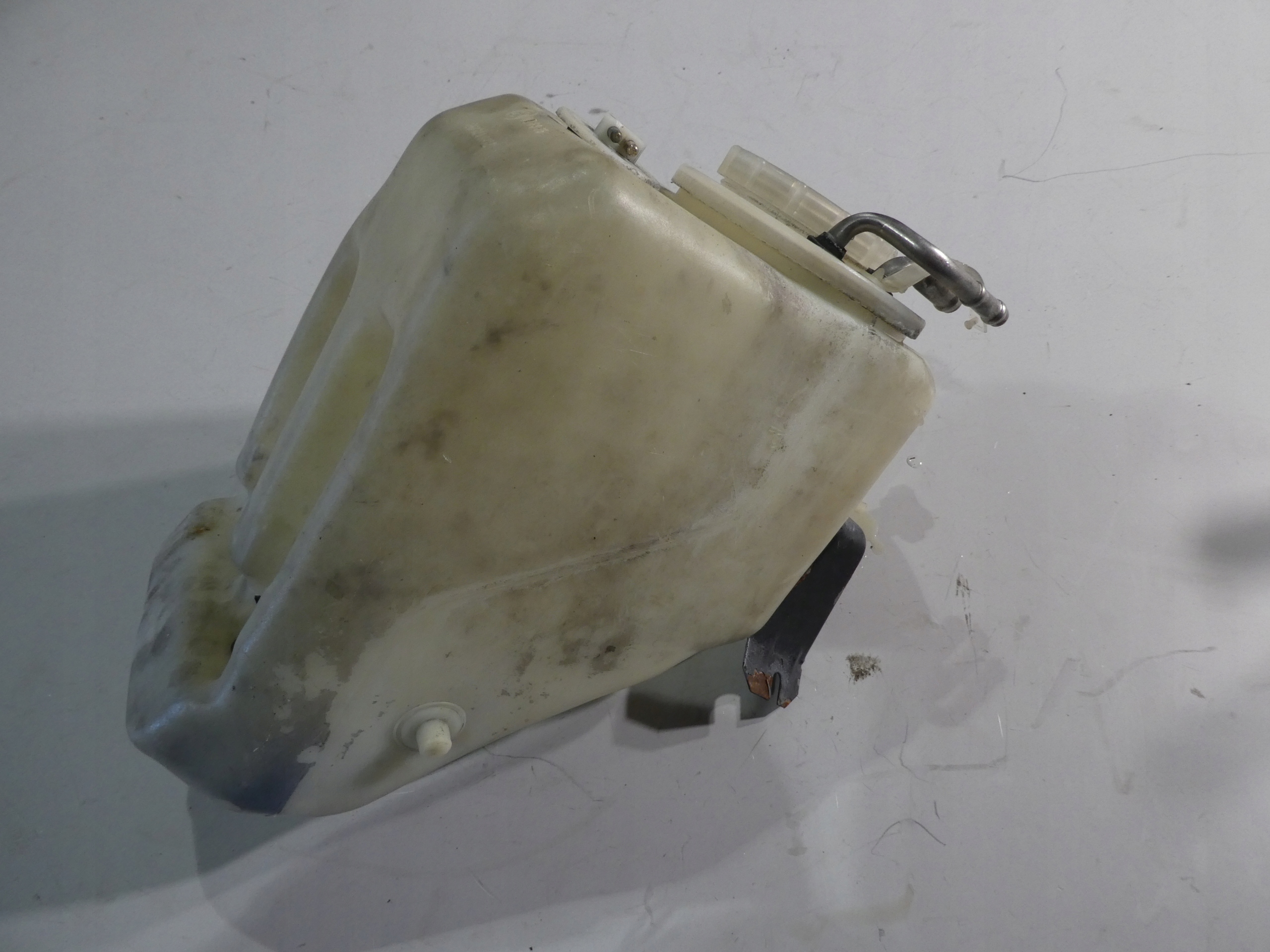 MERCEDES 124 washer fluid tank